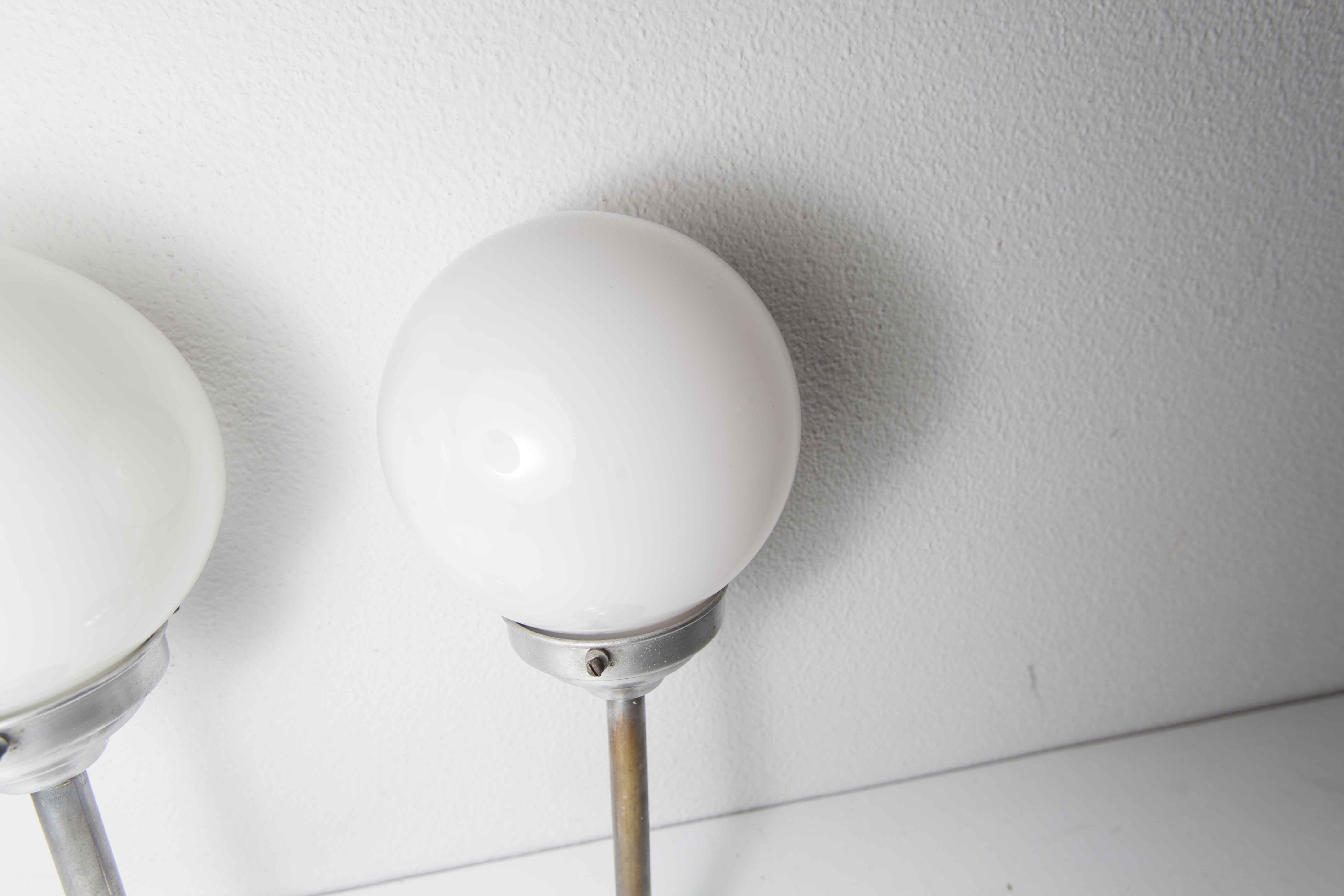 Paire de plafonnier boule 1950 chrome et opaline blanche