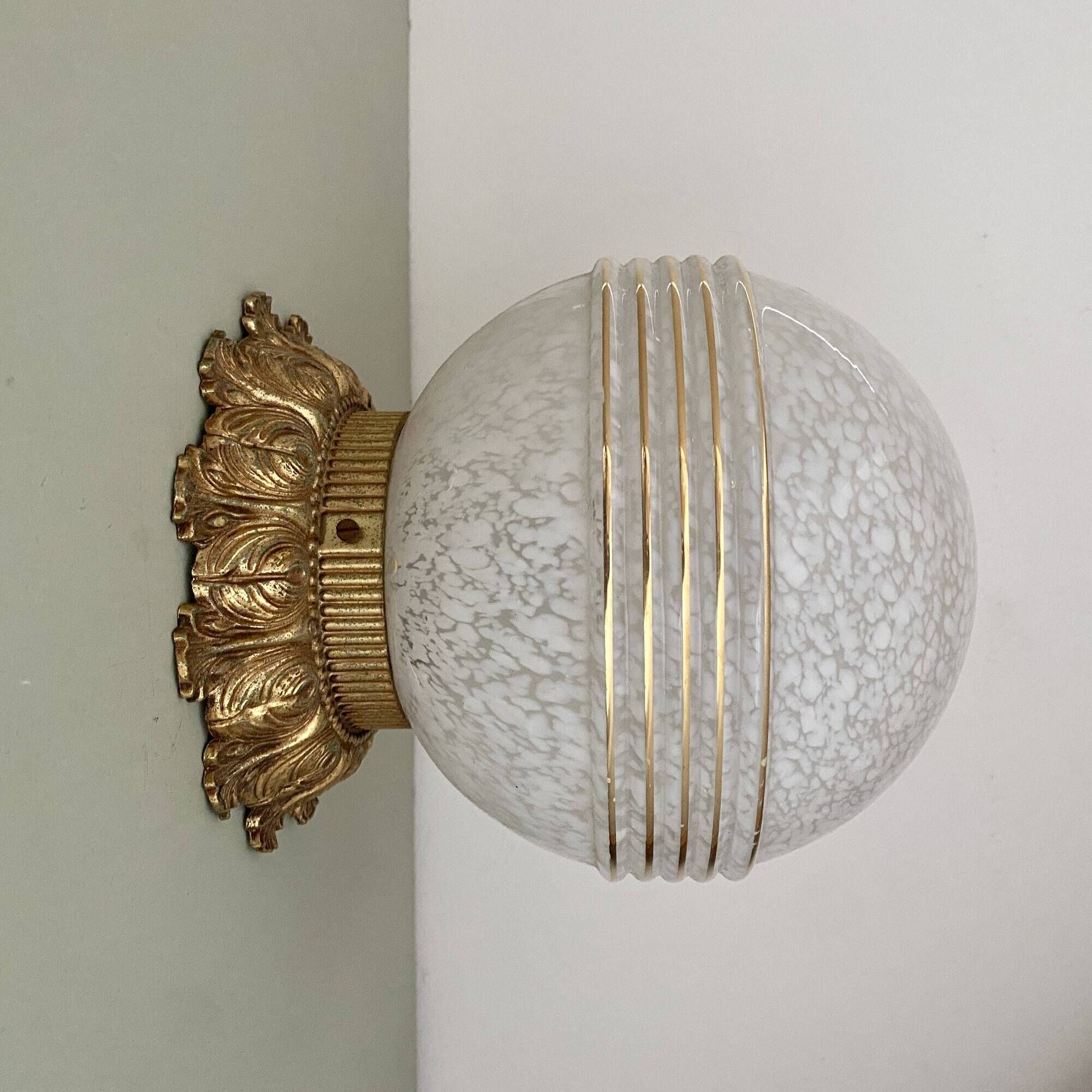 Applique ou plafonnier vintage, globe art déco en verre de clichy blanc et or