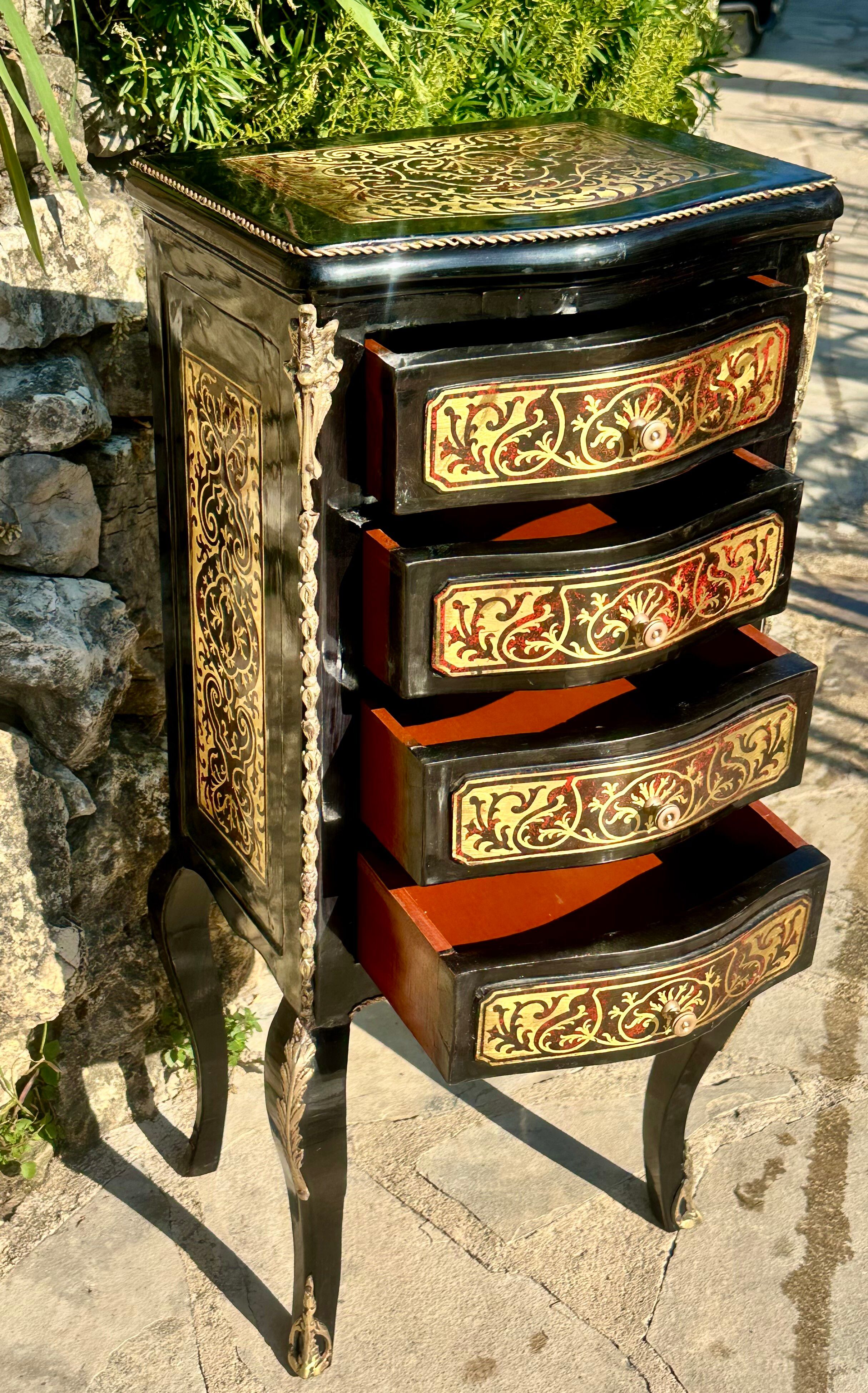 Petit chiffonnier de style Napoléon III.