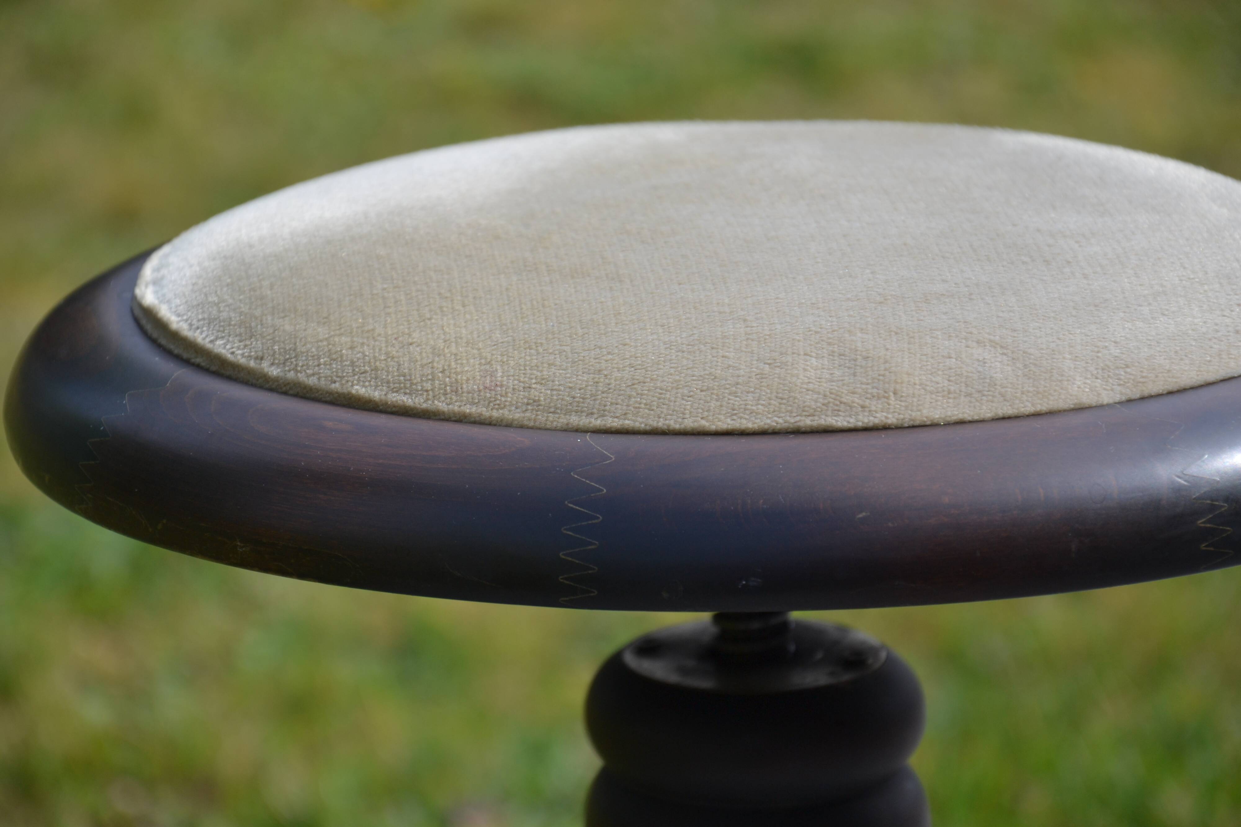 Rotating piano stool