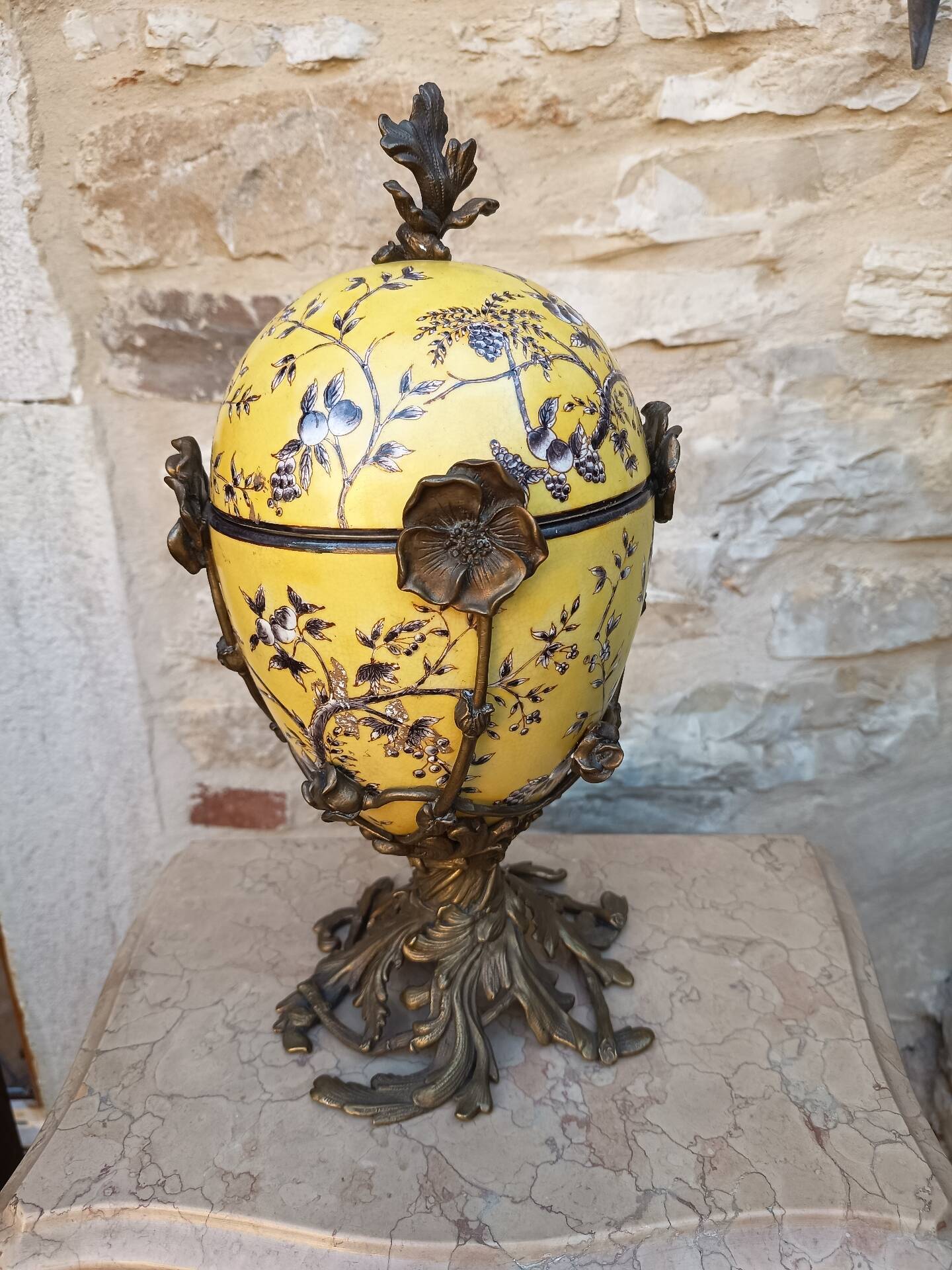 Large covered box in yellow earthenware with polychrome enamels and brass from the 20th century.
