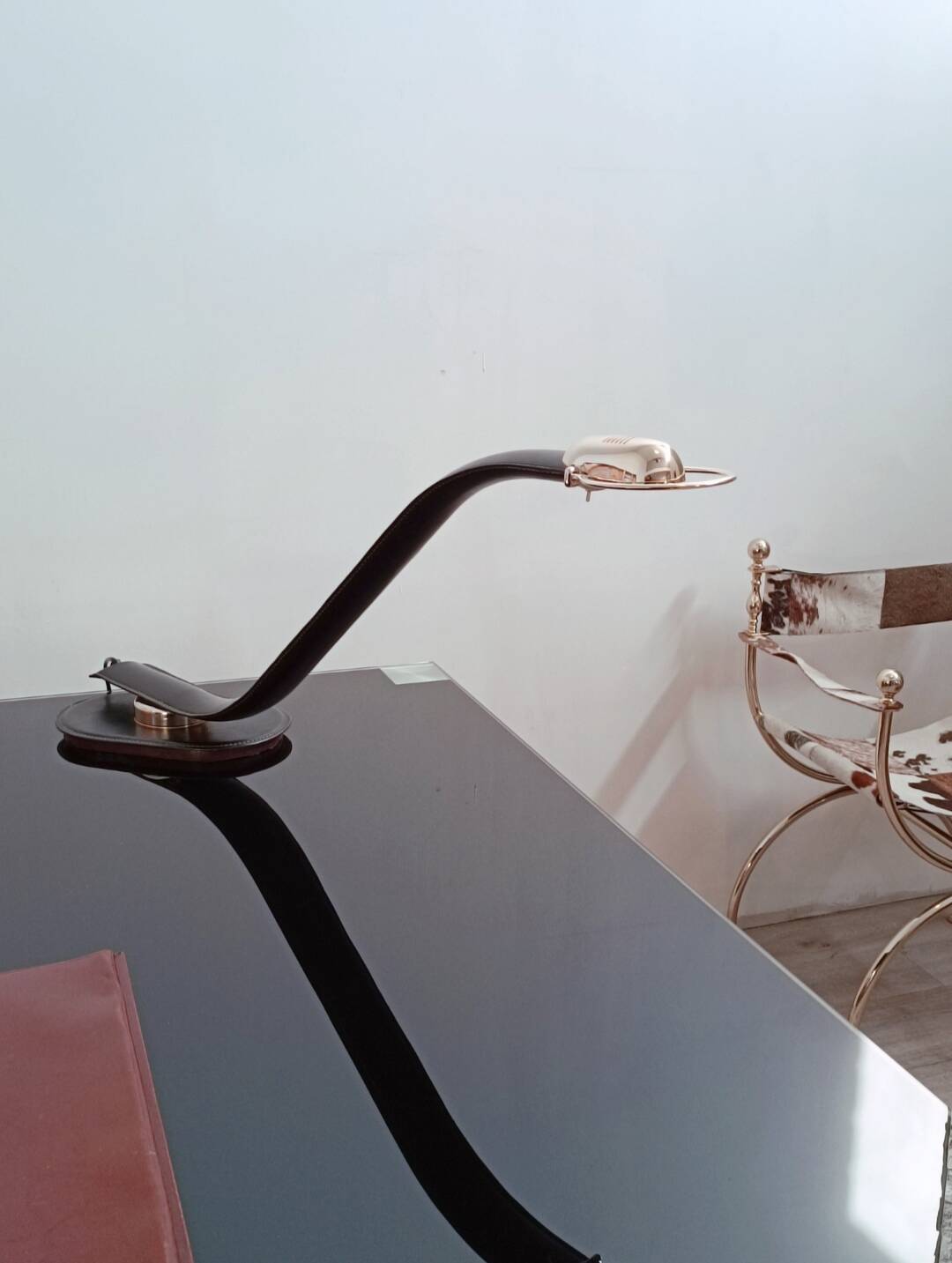 Cobra leather desk lamp by Traso Milano 1988