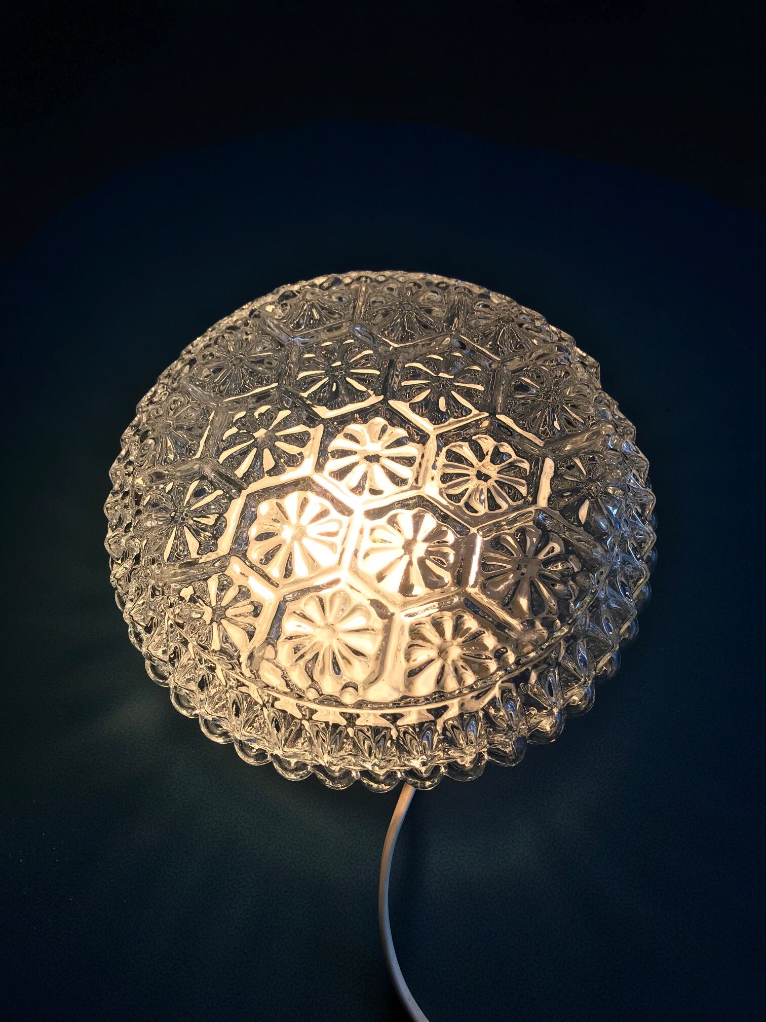 Round ceiling light in chiseled glass