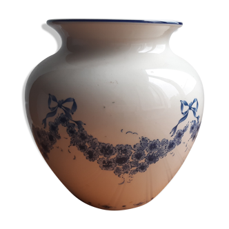 Vase with flowers and decoration struck, blue from the Blue Garland collection.