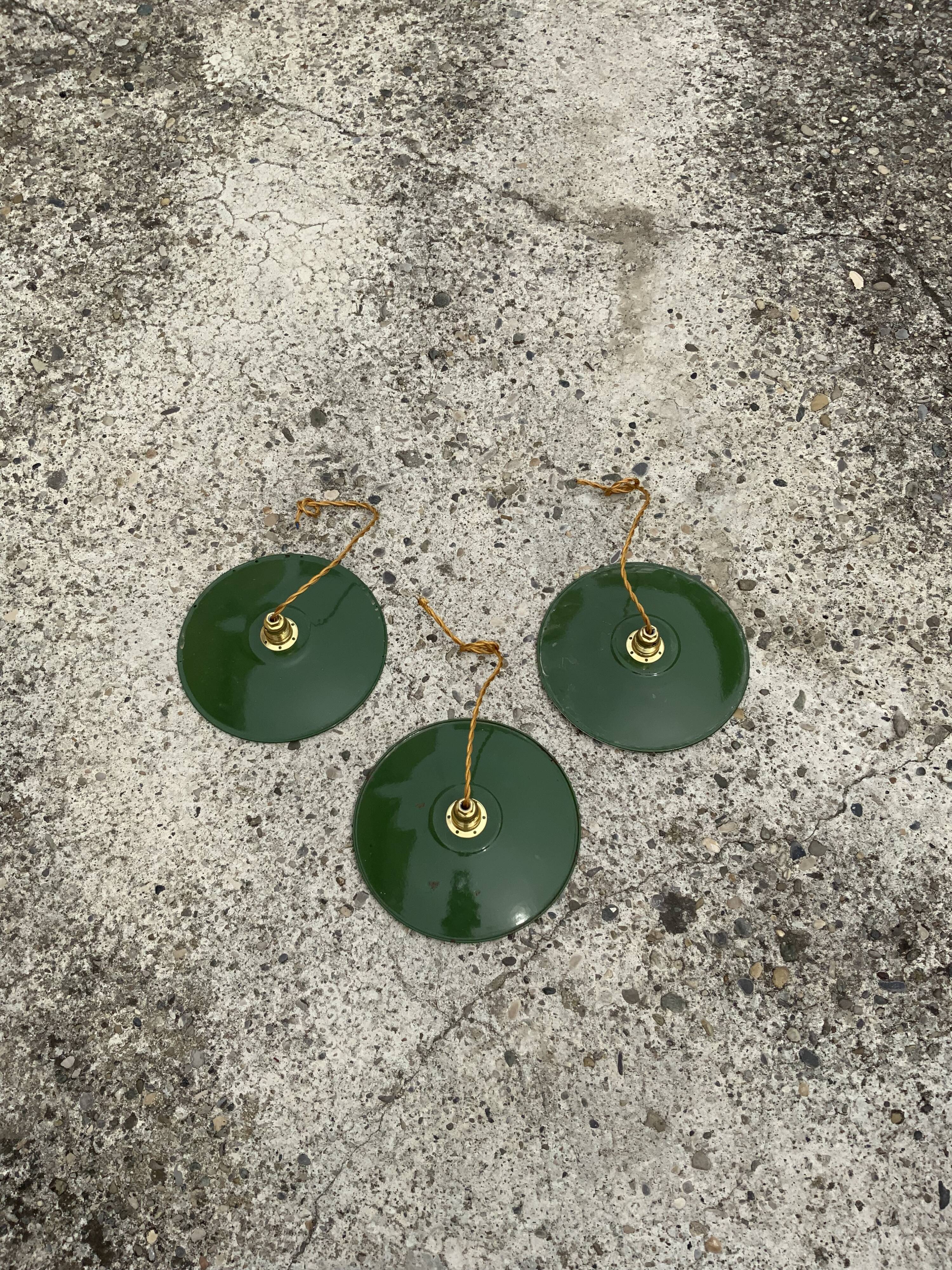 Trio suspension sheet enamelled vintage green and white gold threads brass socket