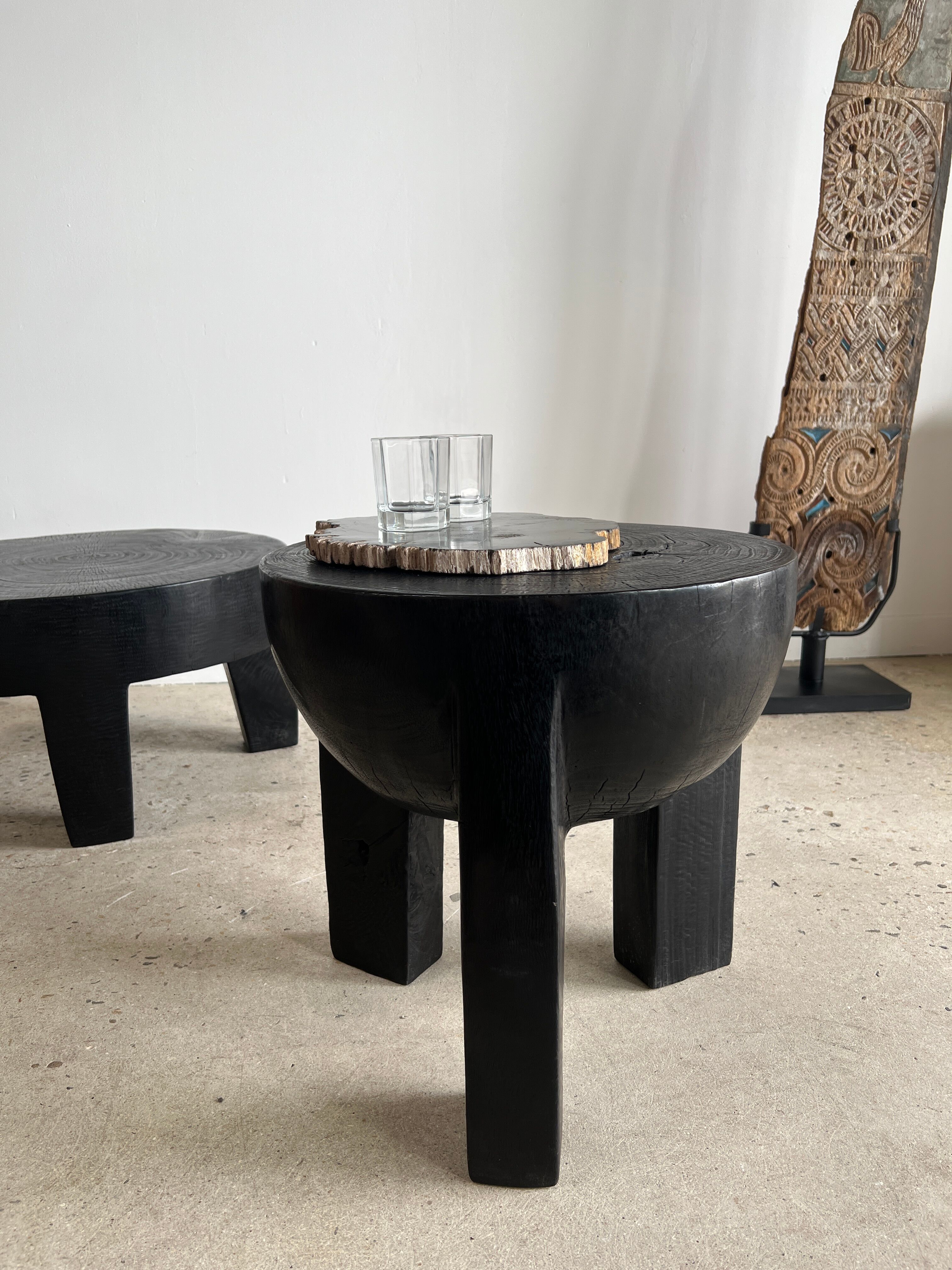Black mango wood tripod side table with a semi-spherical top, height: 45 cm, diameter: 44 cm.