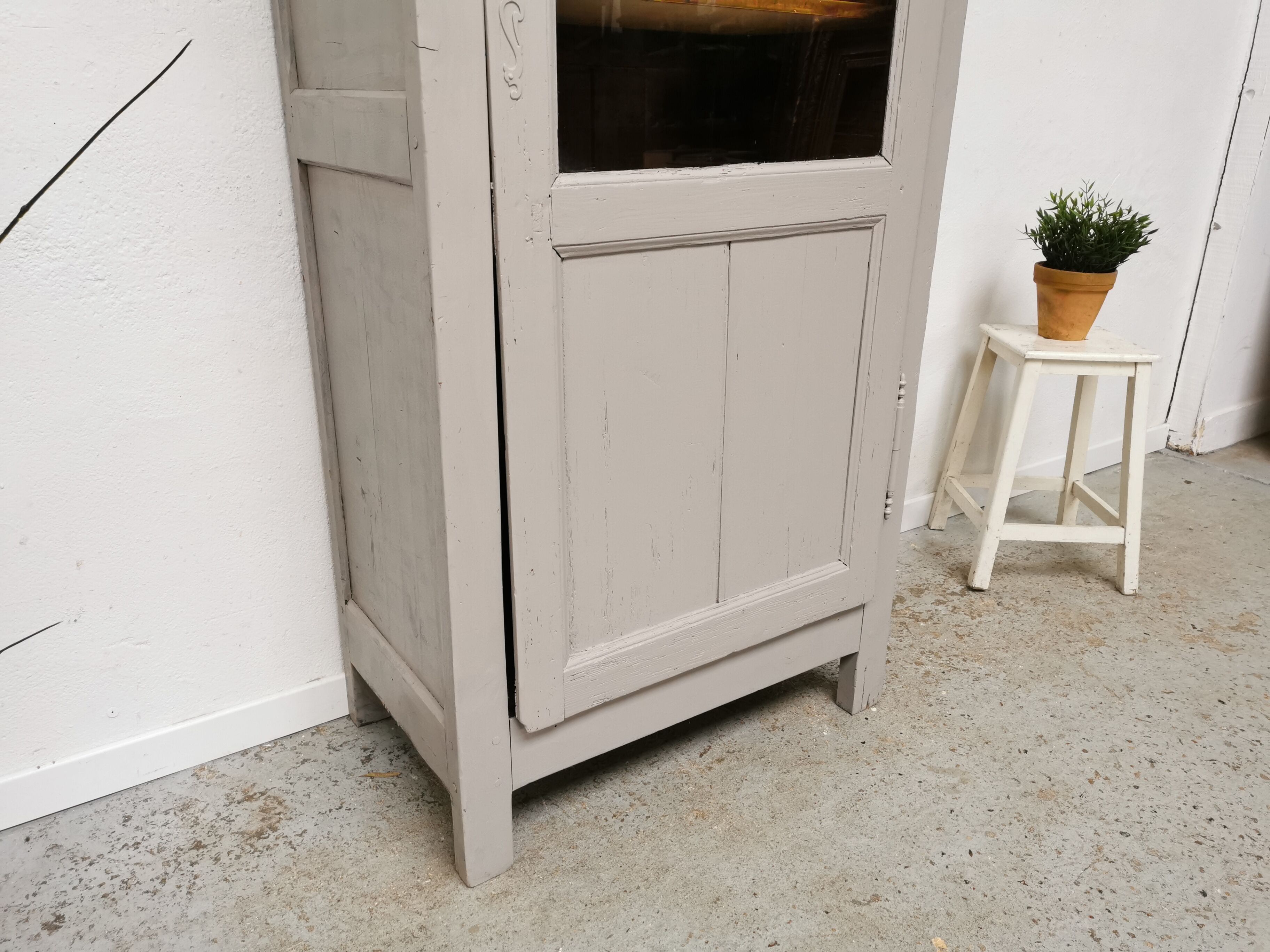Armoire parisienne vitrée vintage