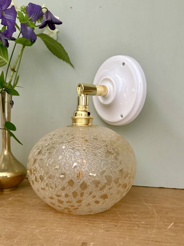 Applique globe vintage en verre granité ambré