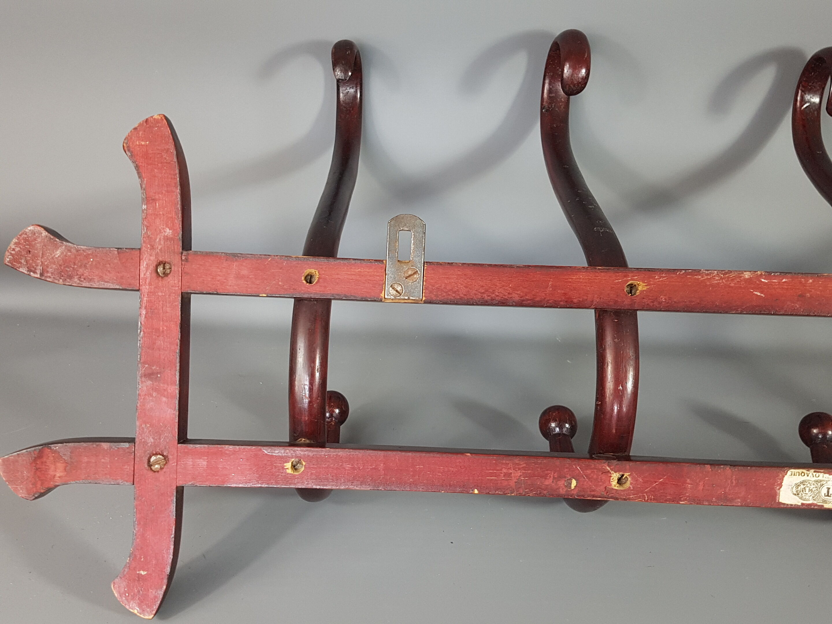 Curved wooden coat rack, 5 patères, Thonet label