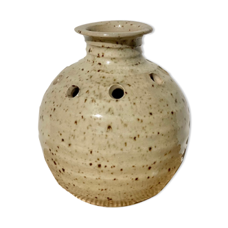 Vase ball pique flowers in sandstone