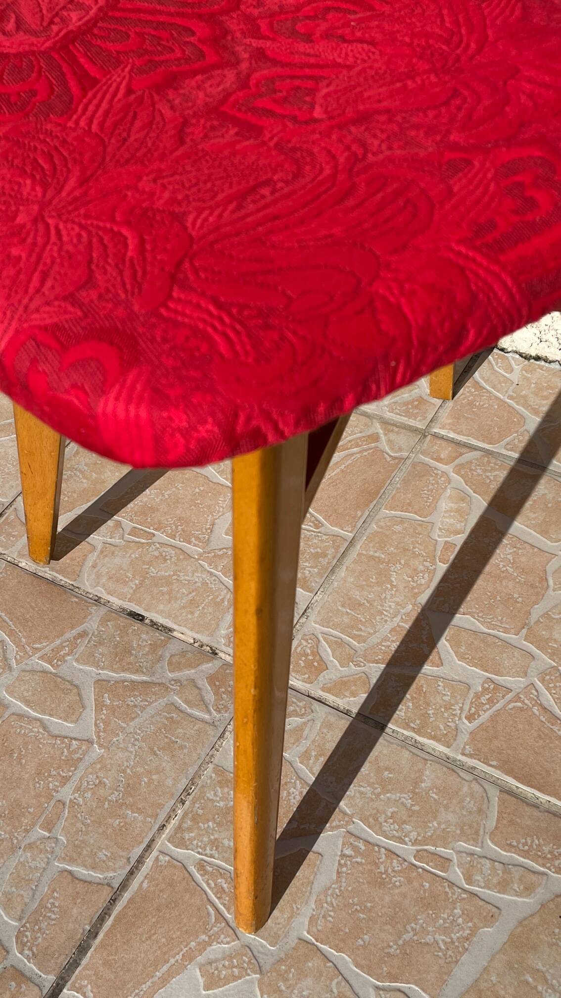 Chaise rétro vintage rouge graphique