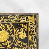 Lacquer coffee table decorated with floral motifs. Circa 1900.