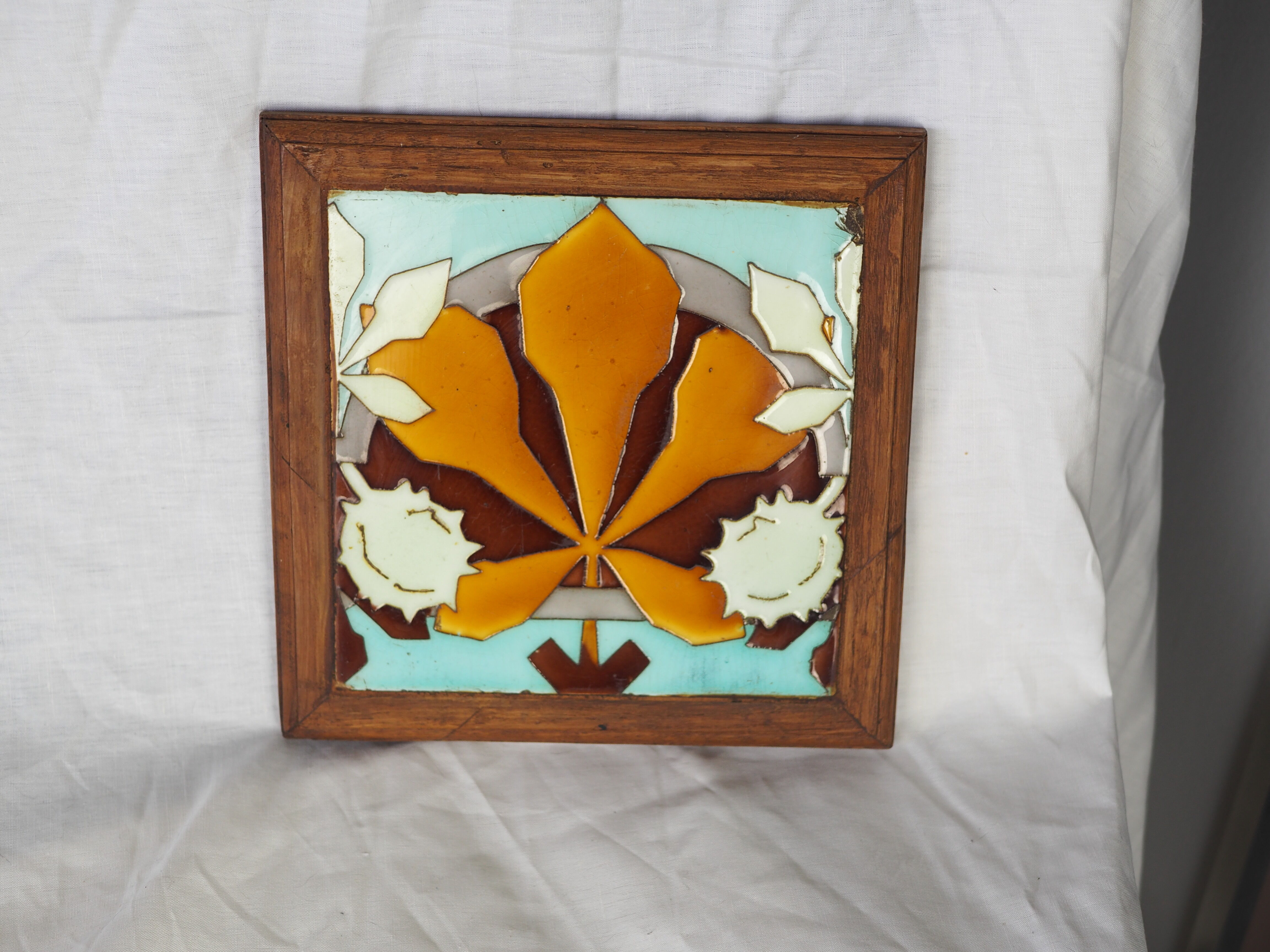 Leaf earthenware checkered underside and maronnier bug - autumn atmosphere - deb. XXth