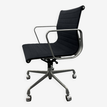 Chaise pivotante modèle EA 117 en aluminium noir par Charles & Ray Eames pour Vitra