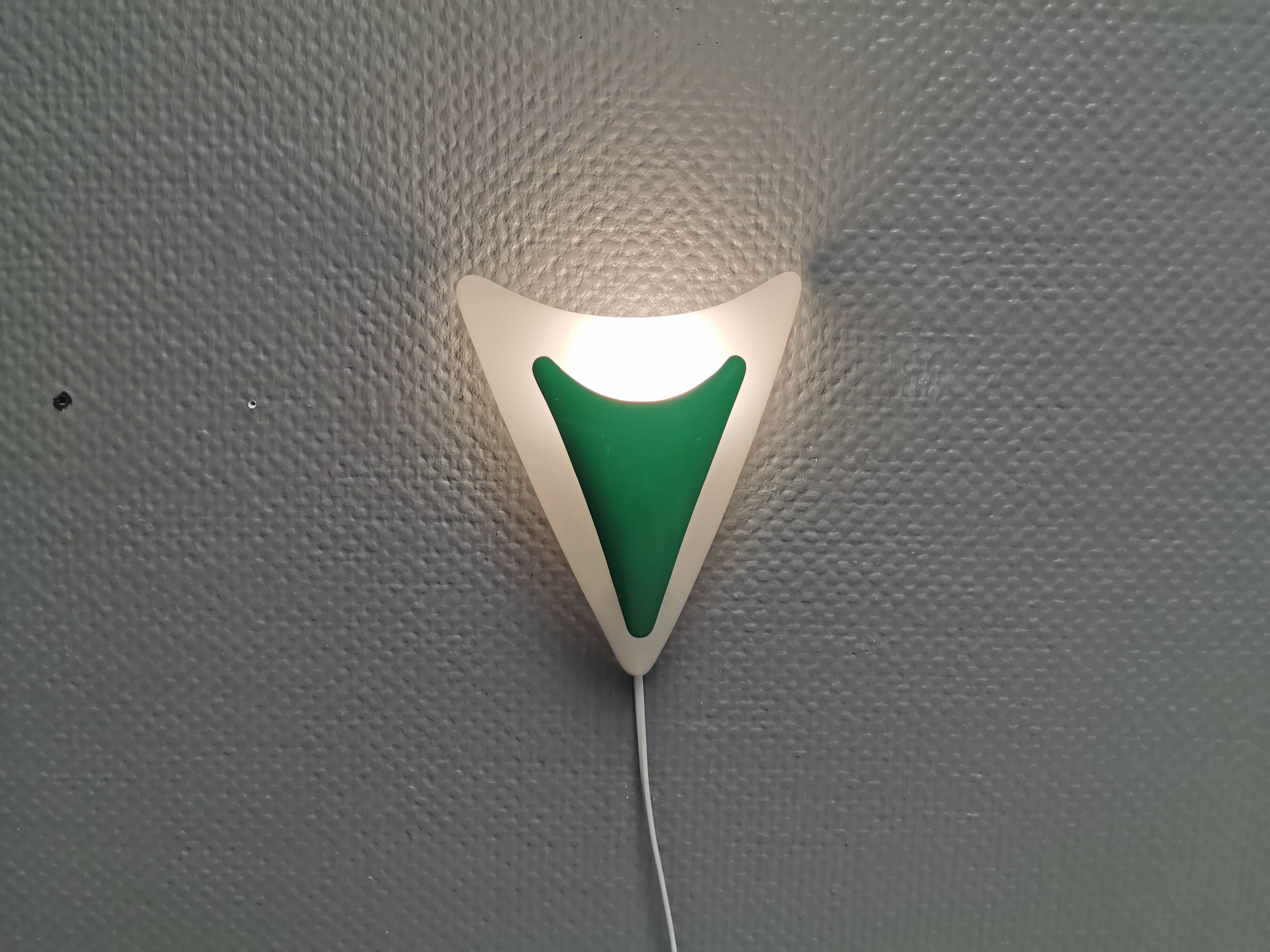Beautiful and fun wall lamp, in hard pressed white plastic danish 1980s