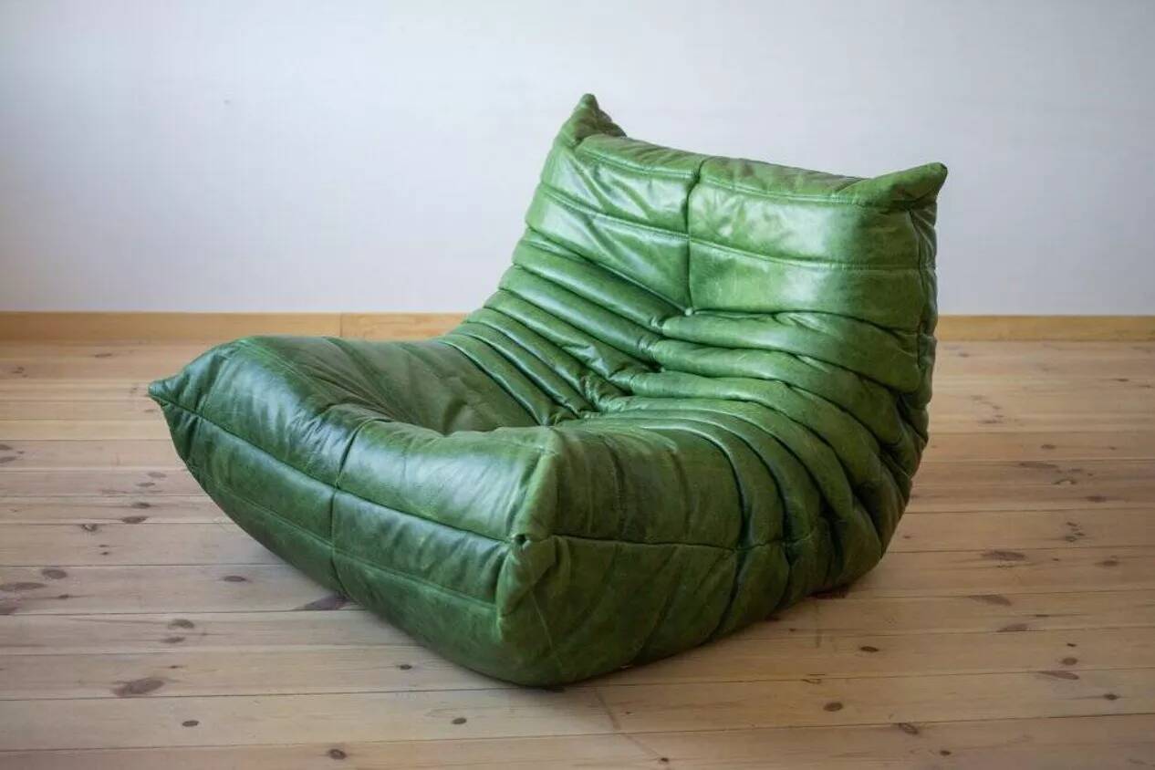 Fauteuil lounge Togo en cuir vert Dubaï par Michel Ducaroy pour Ligne Roset