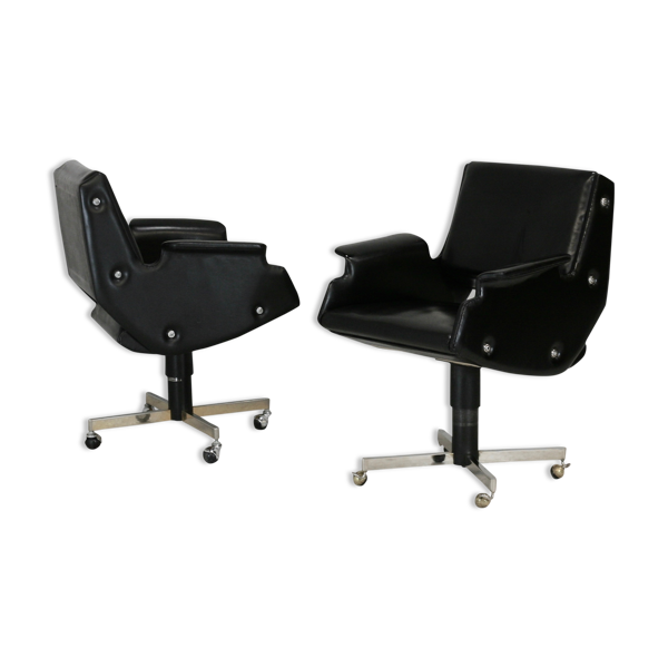 Paire de fauteuils pivotants, simili-cuir et acier, Italie, circa 1960.