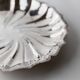 Bol ou assiette en argent vintage des années 1960, ronde, motif en spirale.