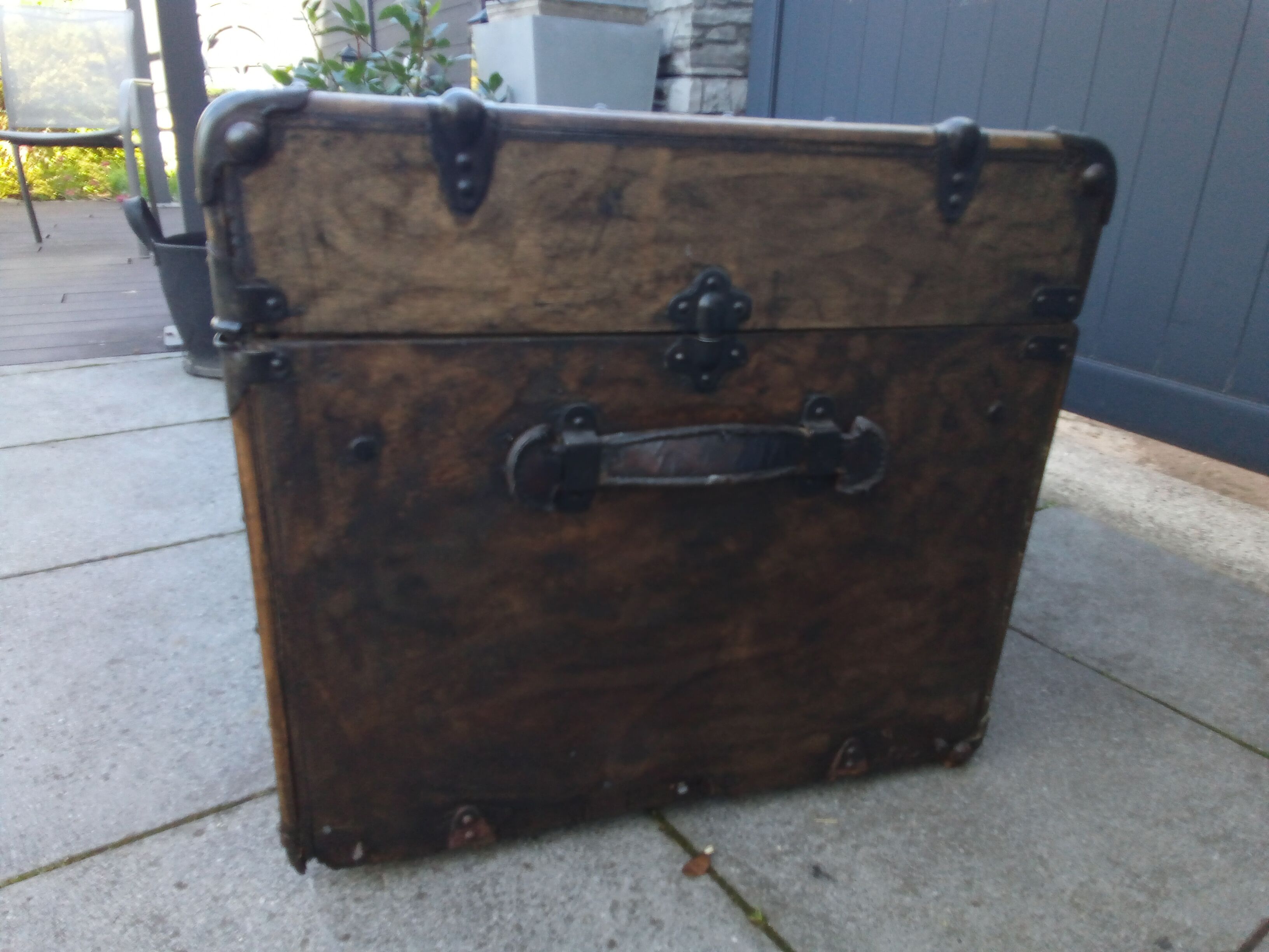 Splendid trunk late 19th century completely renovated