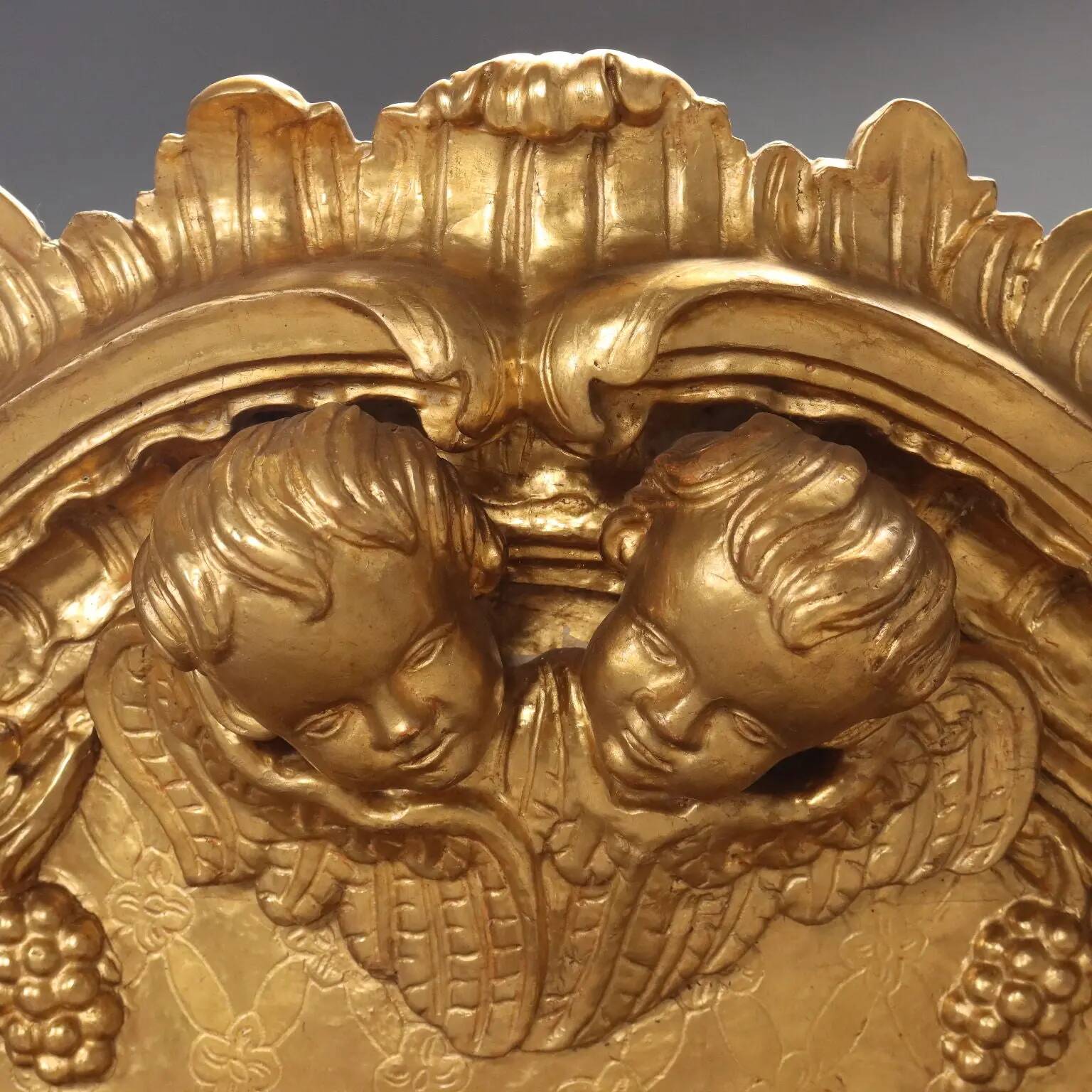 Meuble ancien sculpté et doré en bois de tilleul, Italie, XVIIIe siècle