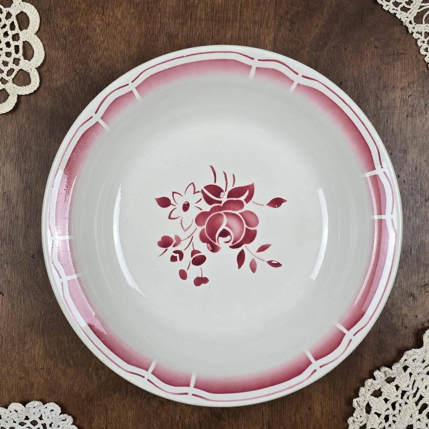 Plat ancien Badonviller – décor floral rose – porcelaine opaque années 50
