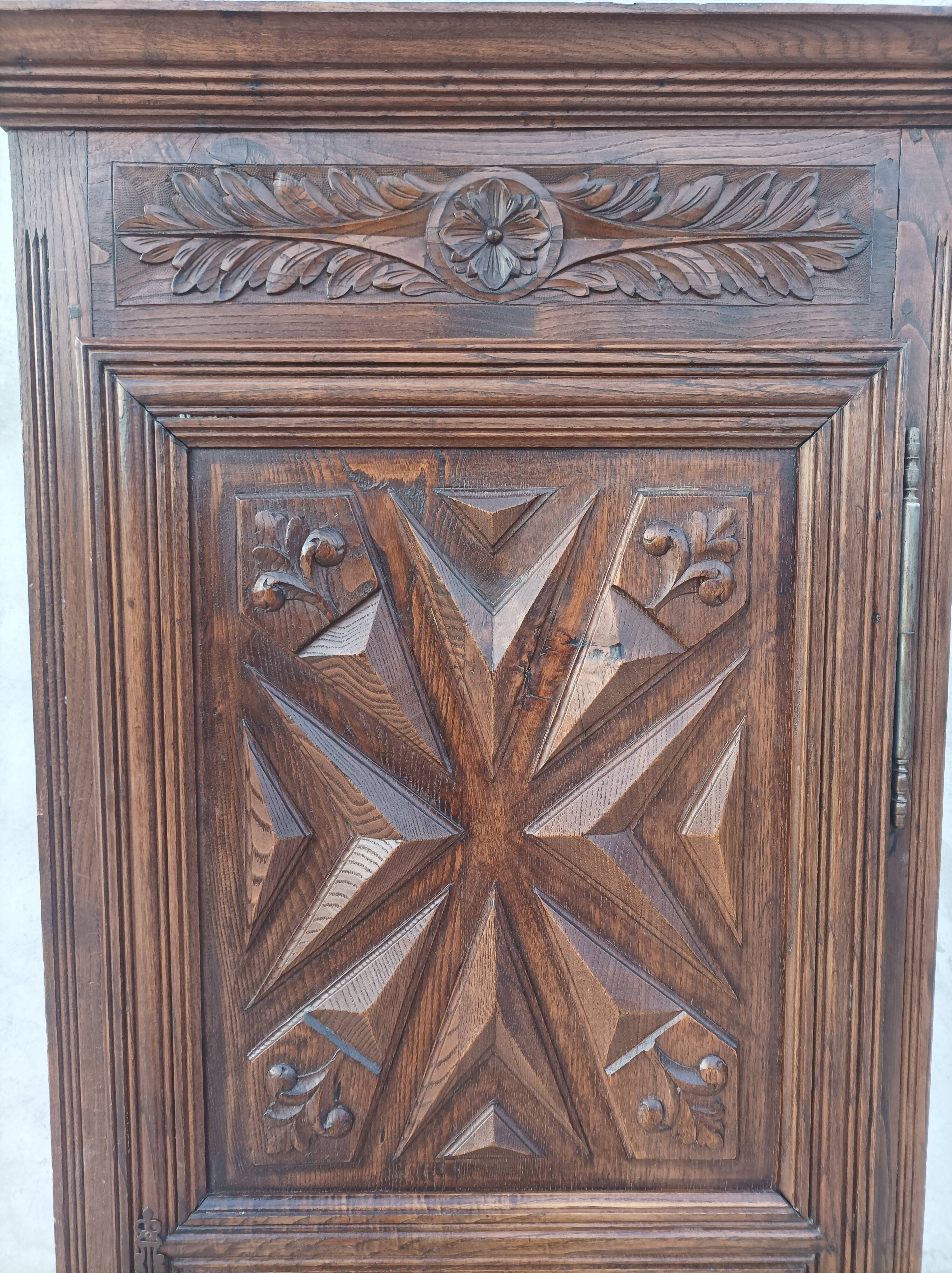 Standing man Louis XIII in oak