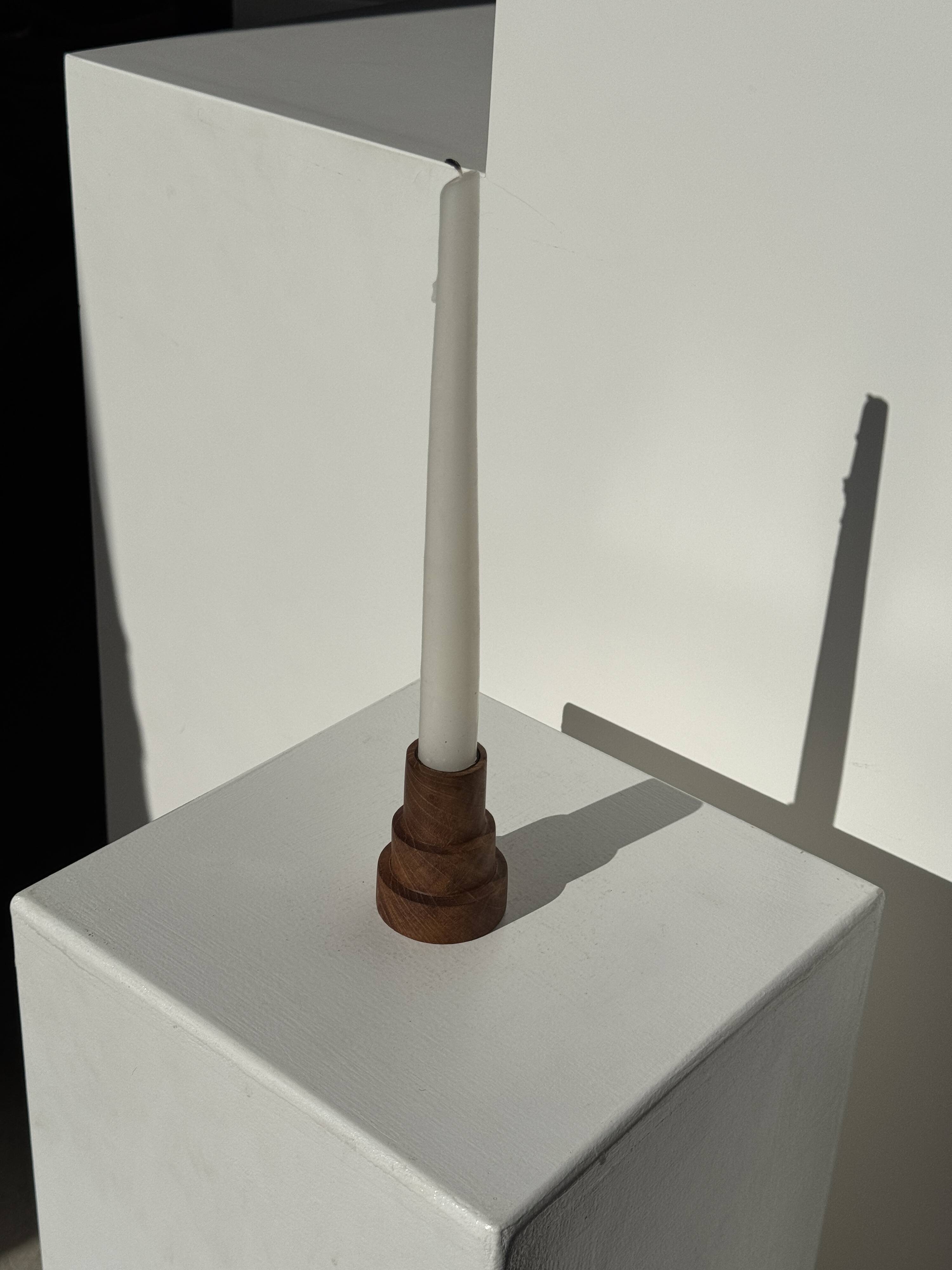 Pyramidal circular teak monoxyle candlestick H7 D5