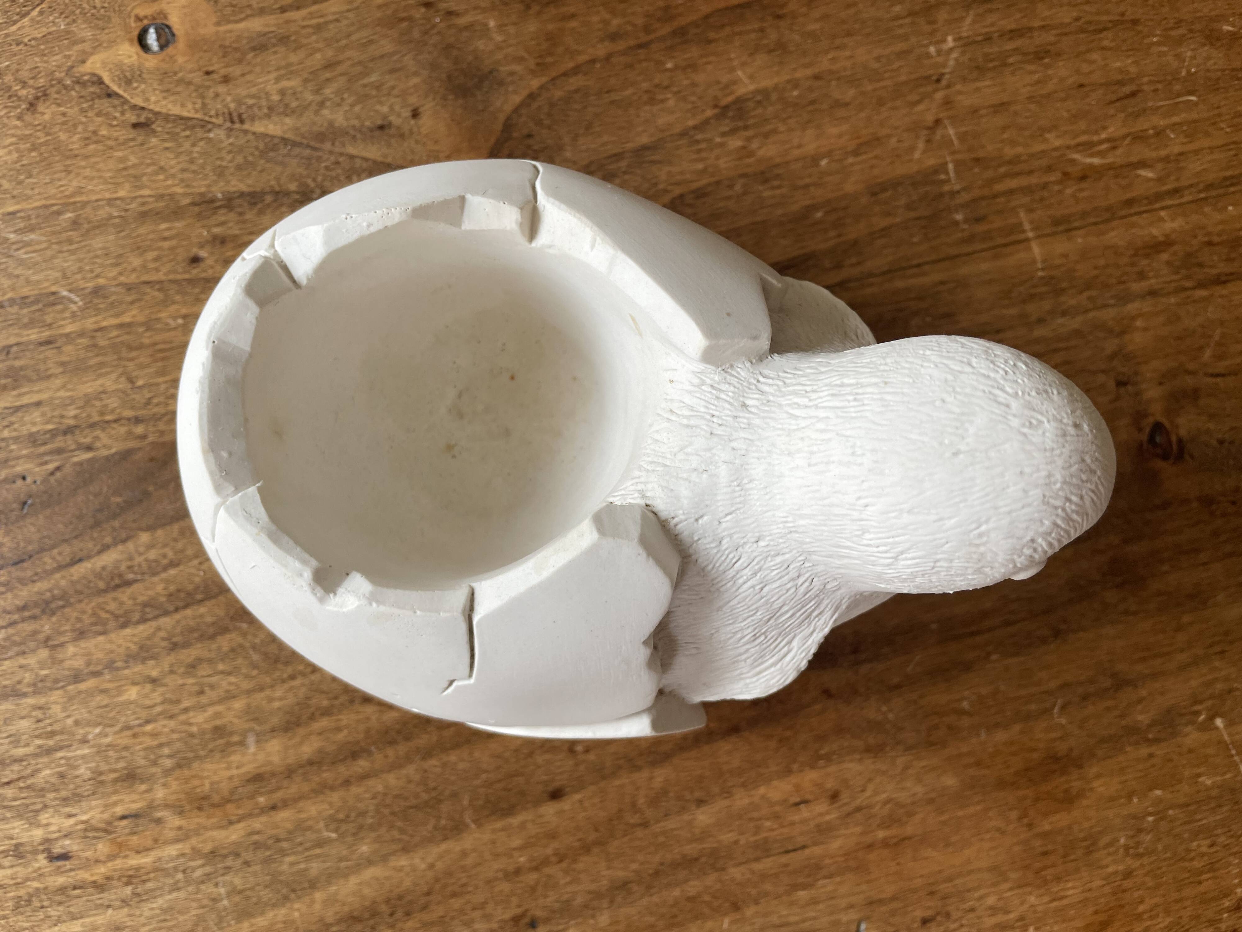 Chick in its egg, decorative plaster - empty pocket