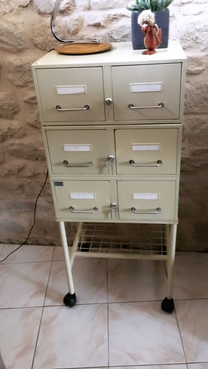 Casier métallique vintage sur roulettes