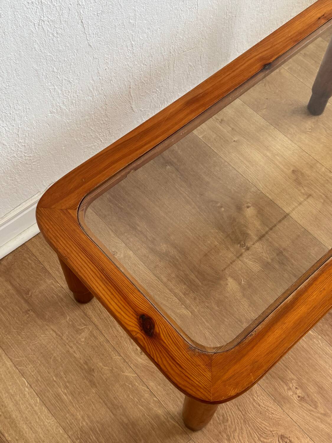 Table basse en bois et verre