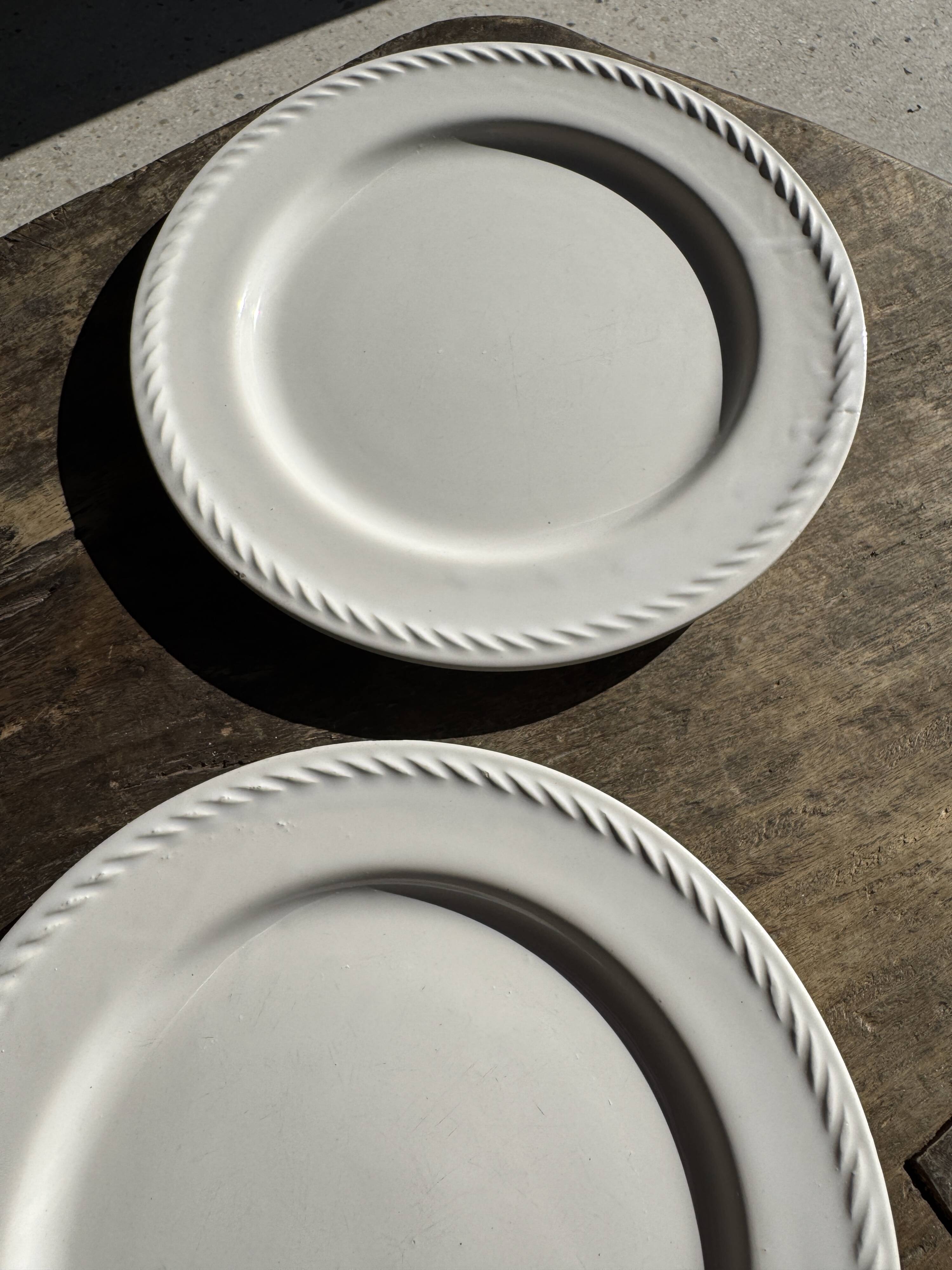 Set of 3 large classic white plates D24.5