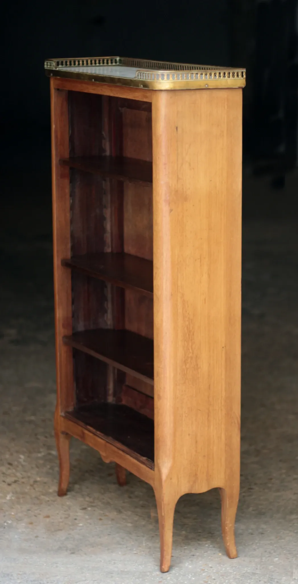 Adorable bibus library in blonde mahogany. With its marble.