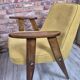 Fauteuil de milieu de siècle restauré type 366 par j. chierowski - jaune années 1960