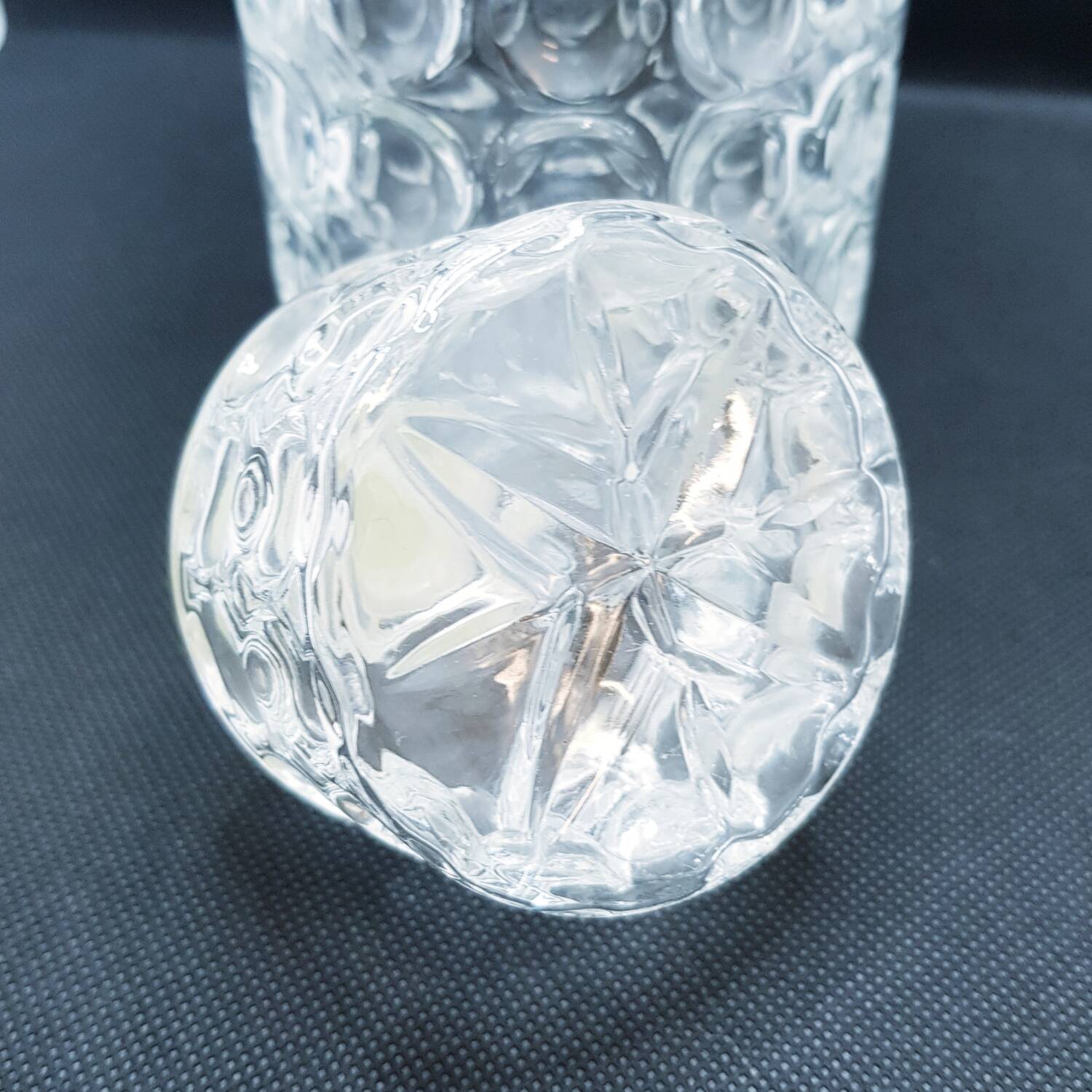 Carafe sphérique en verre taillé