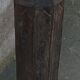 Ancien pilier en bois sur socle