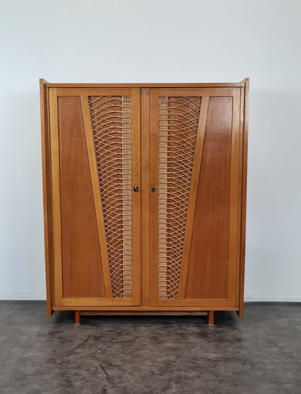 Armoire vintage