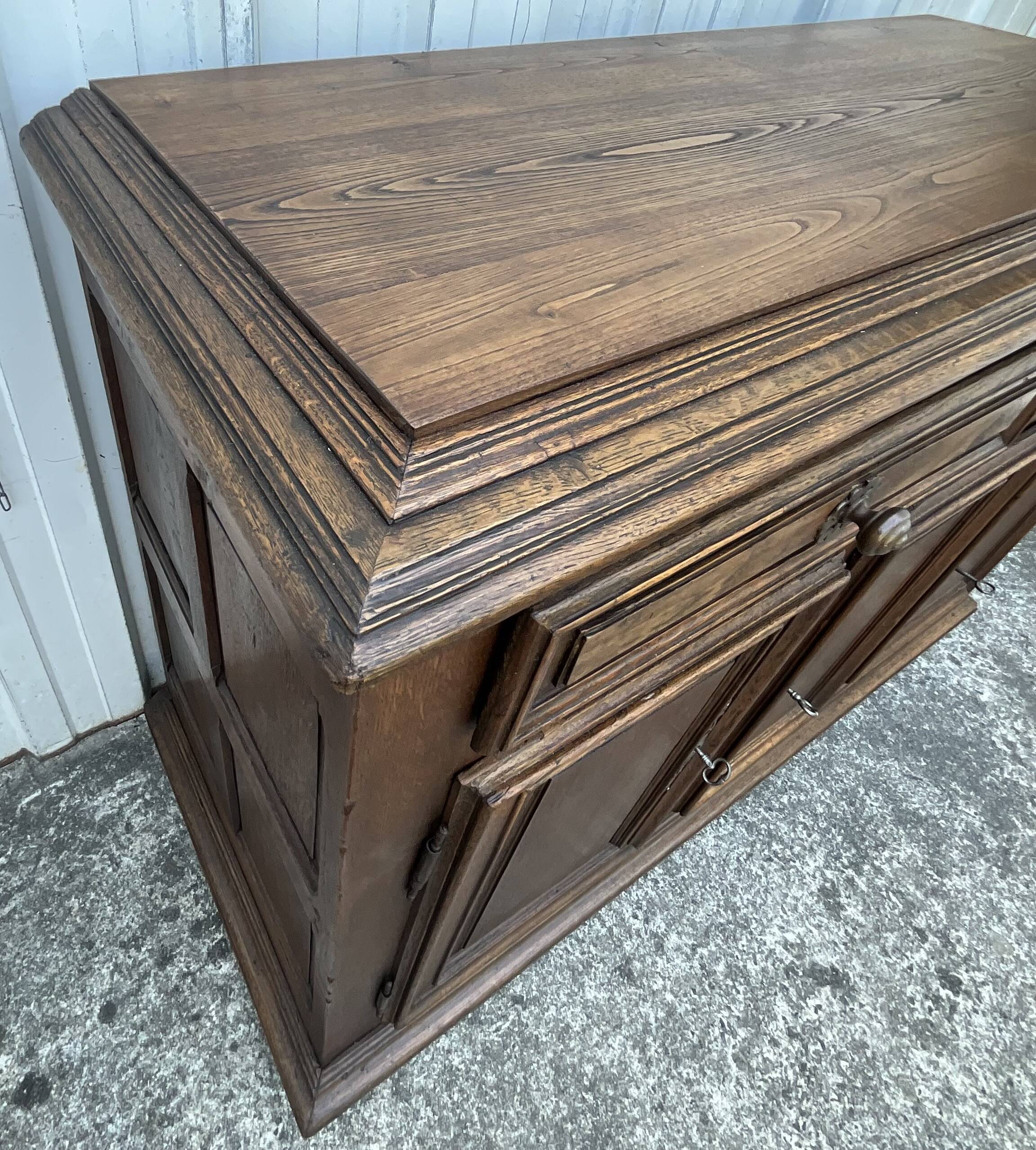 Country-style sideboard in solid oak – 18th century