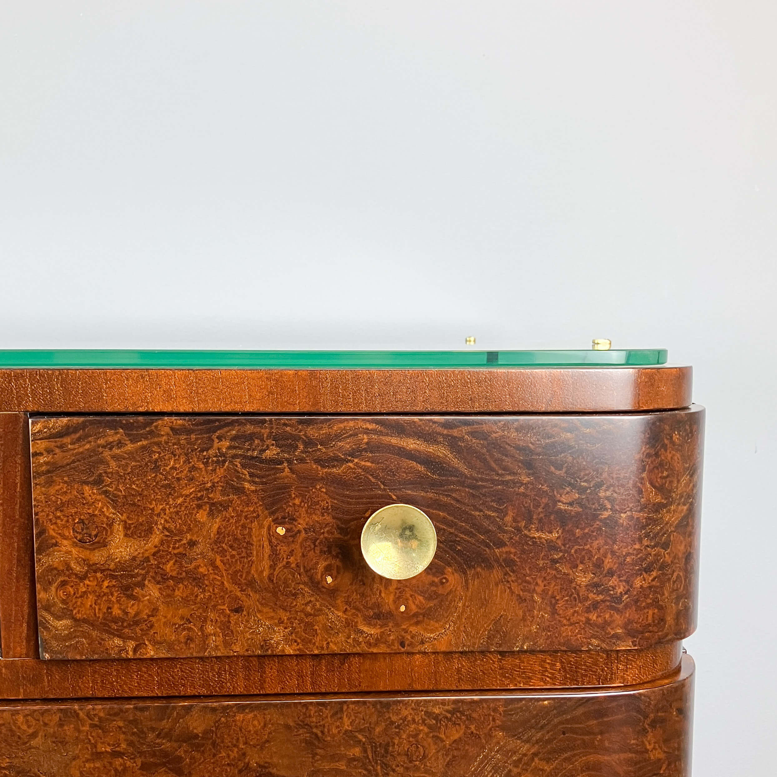 Tables de chevet Art Déco, bois de noyer avec plateaux en verre, années 1930