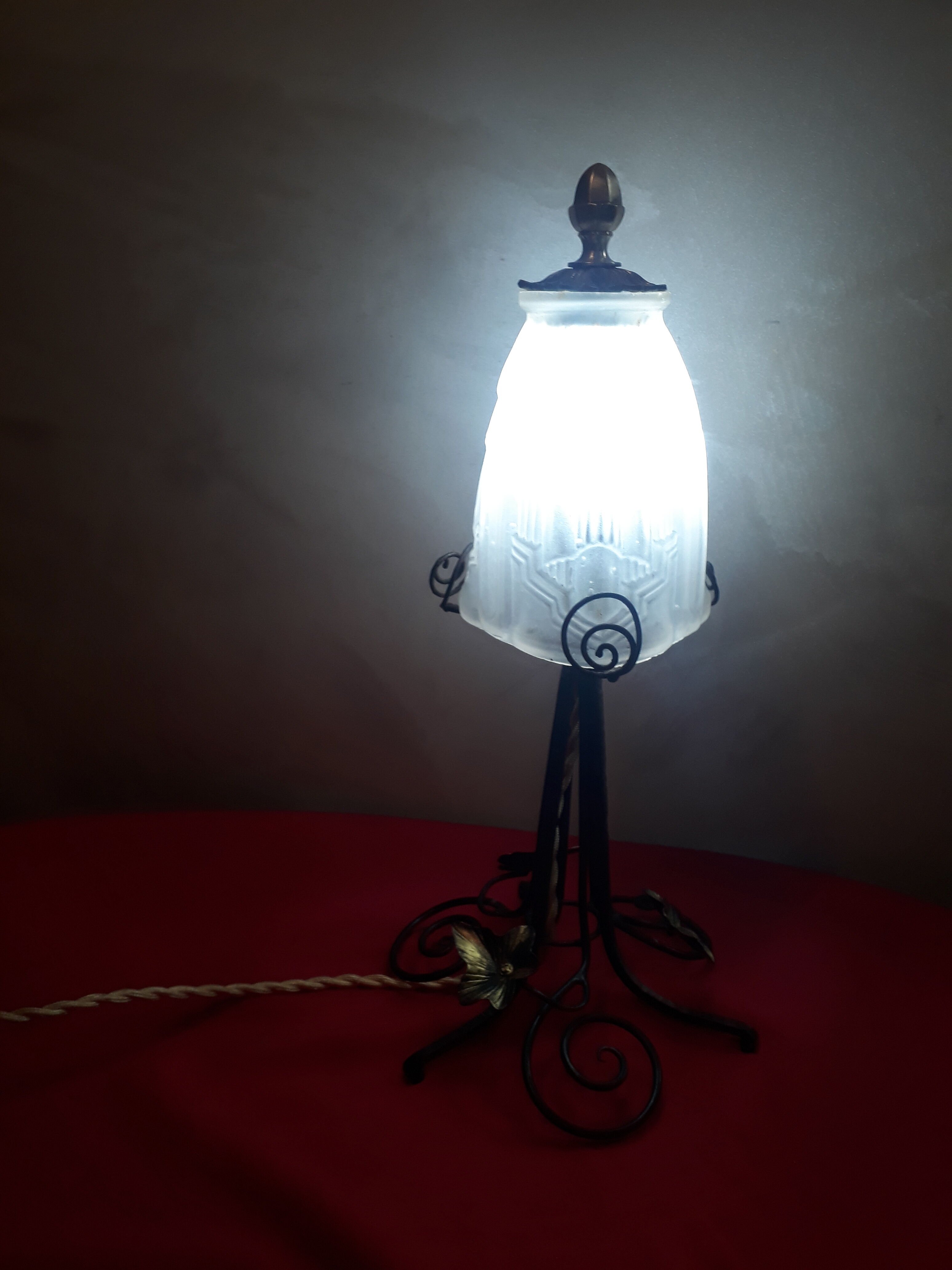 Old wrought iron lamp with its moulded glass tulip art deco Dimension: 37 cm weight height: