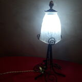 Lampe en fer forgé avec sa tulipe en verre moulé art deco  Dimension: 37 cm hauteur poids: