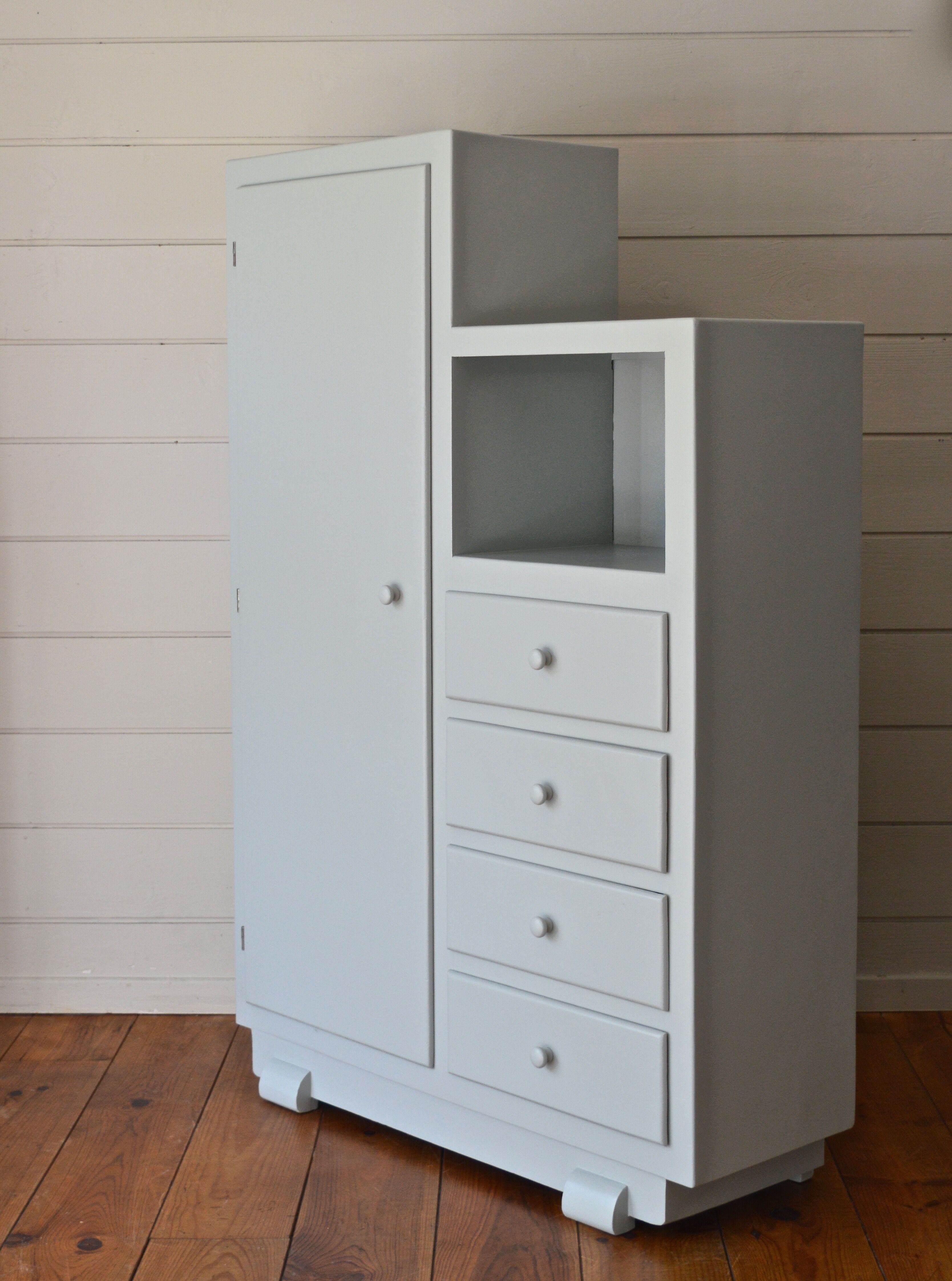 Asymmetrical cabinet