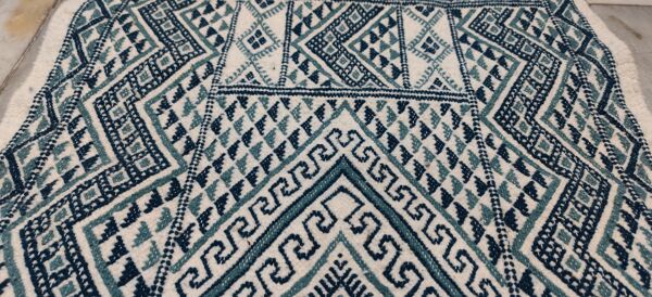 Tapis blanc et bleu traditionnel fait main, 152x76 cm