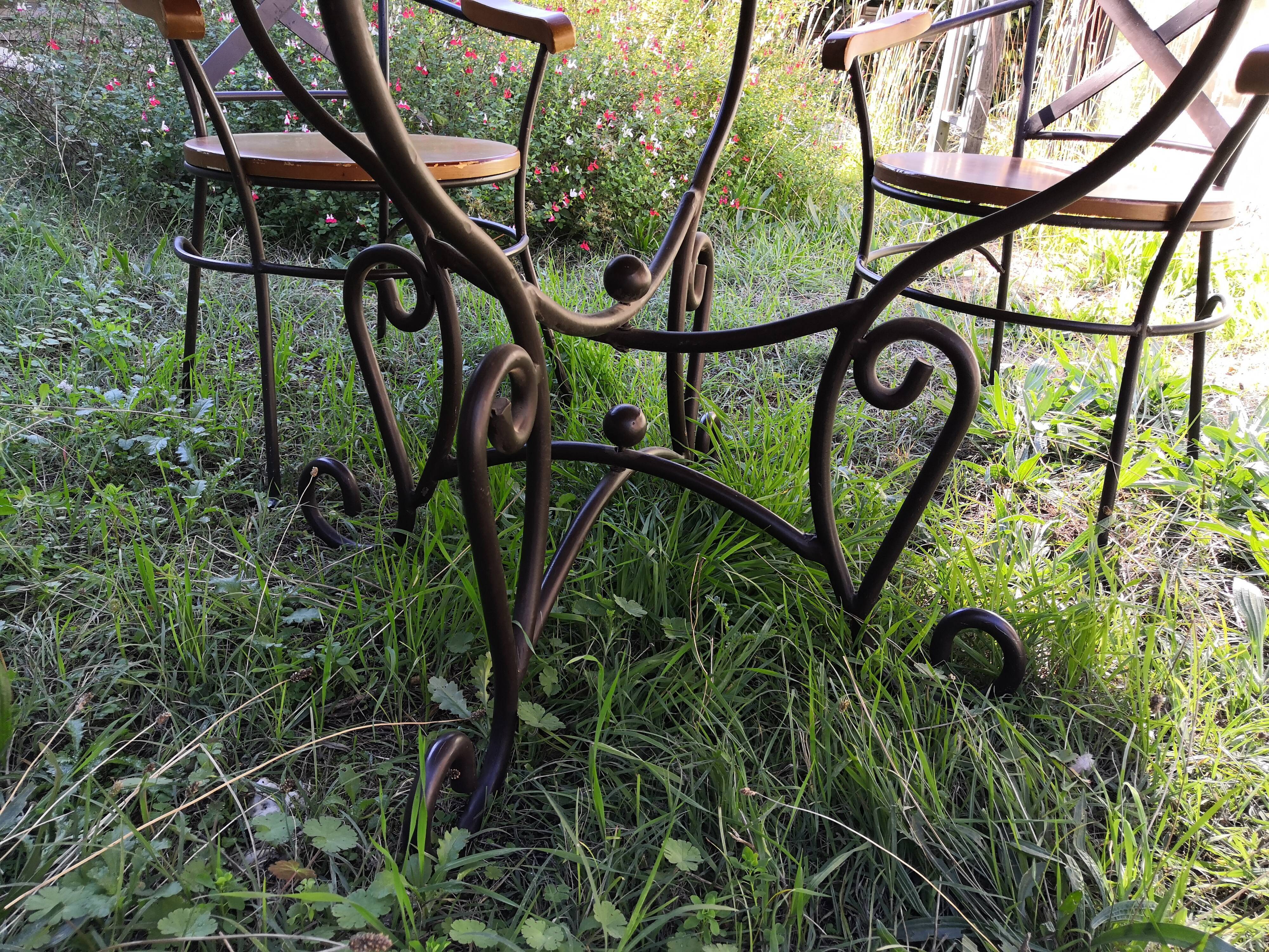 Garden furniture wrought iron and wood table and 4 armchairs