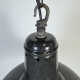 Lampe à suspension industrielle en émail gris foncé français, années 1960