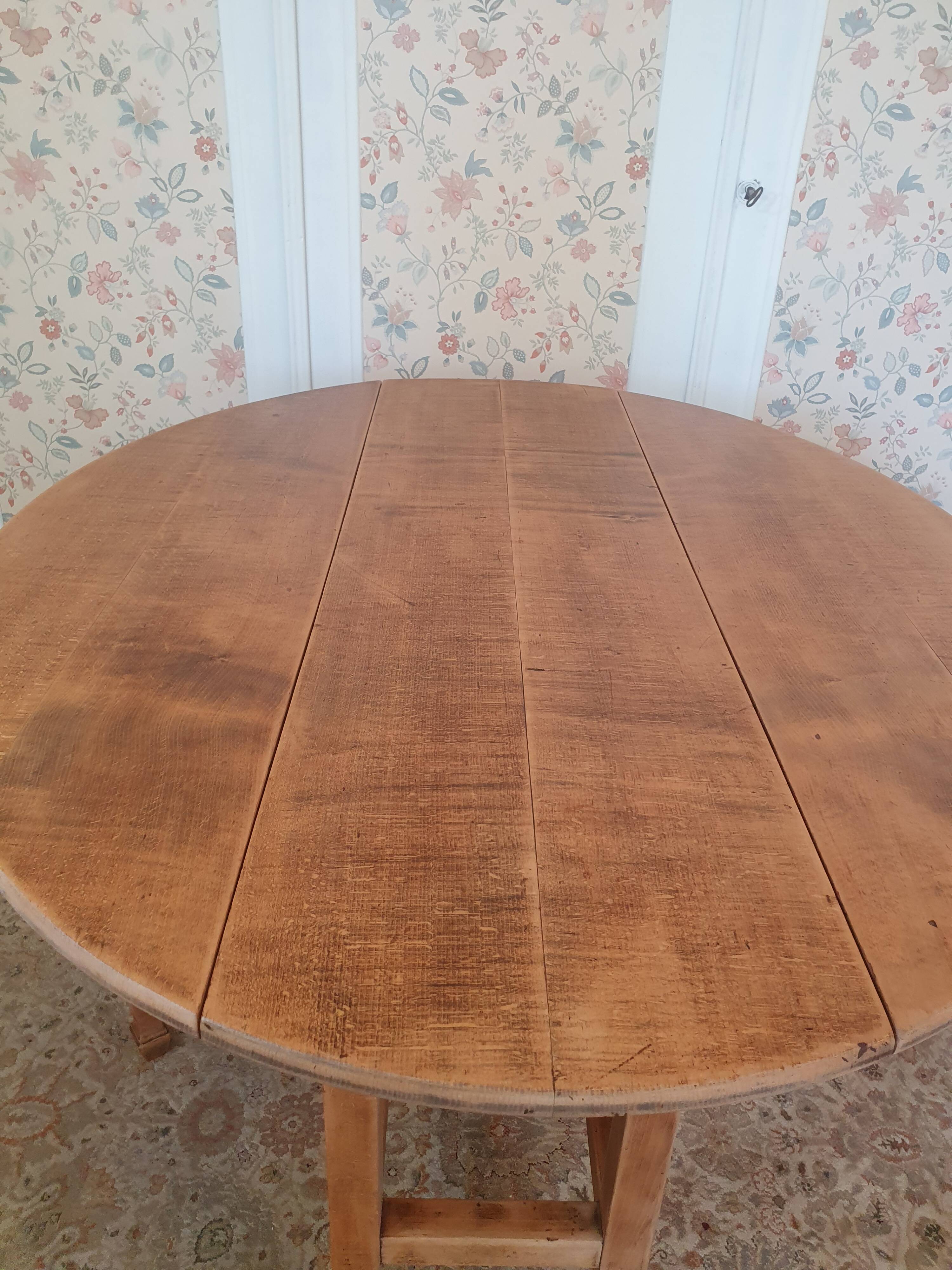 Drop-leaf gateleg table