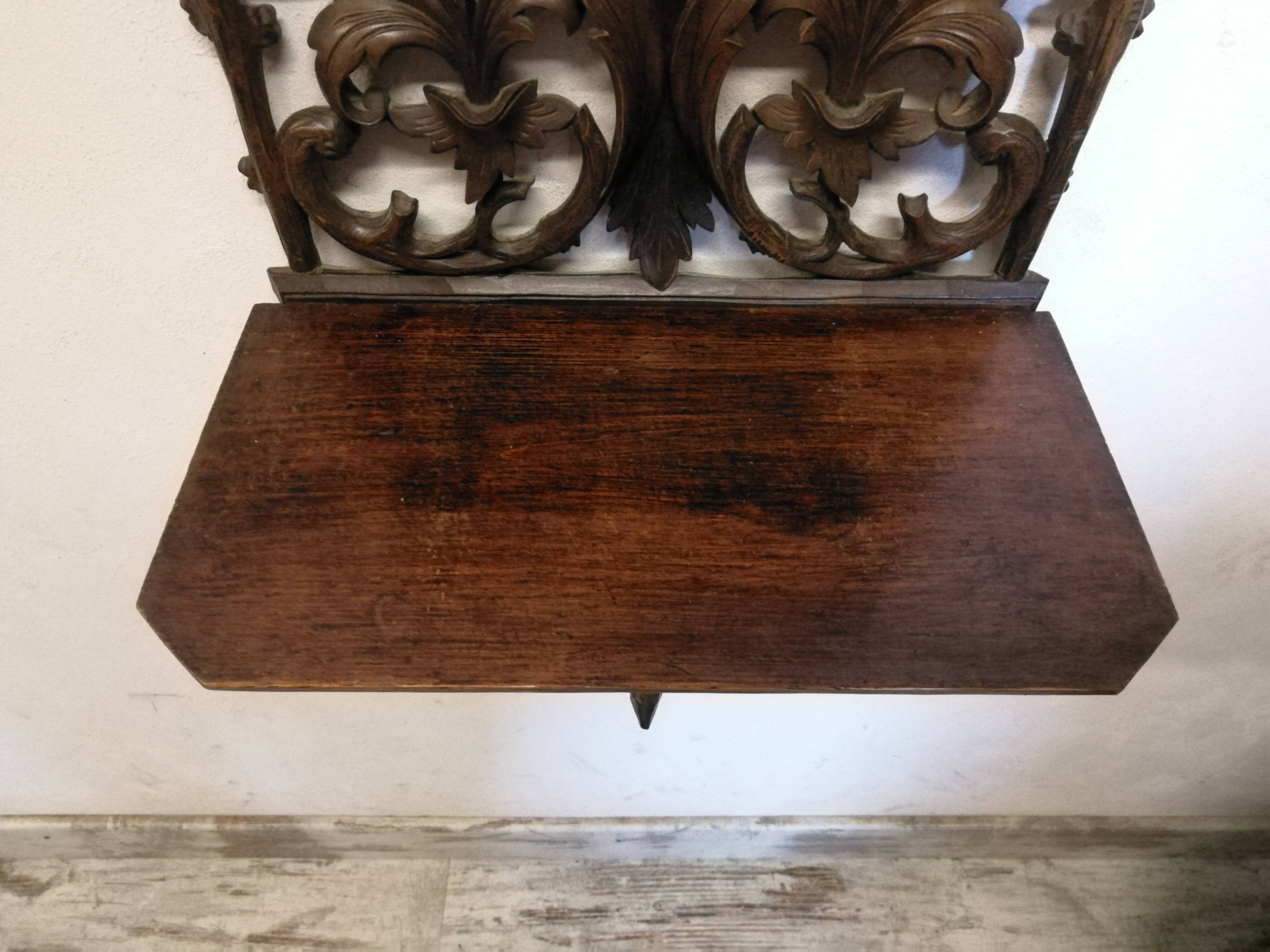 Étagère murale en bois sculpté