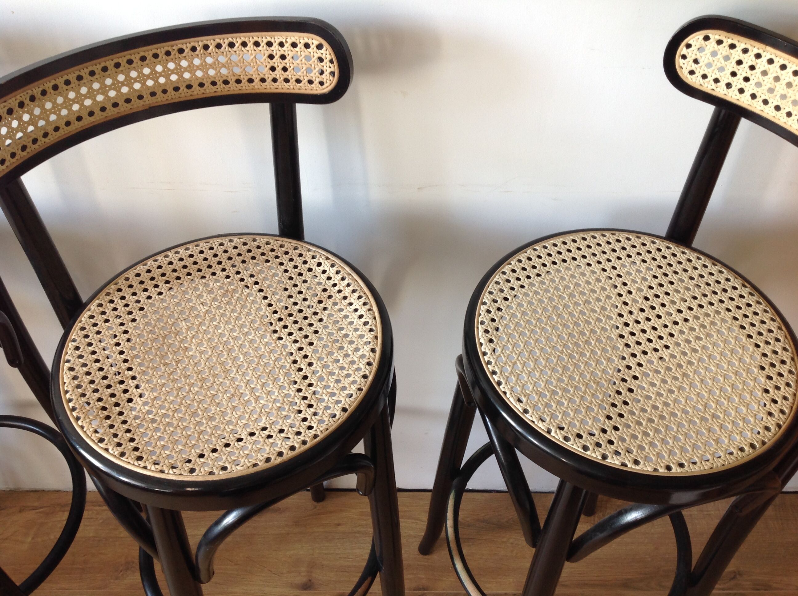 4 black bar stools curved wood and cannage