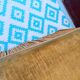Fauteuil rapaud en velours moutarde