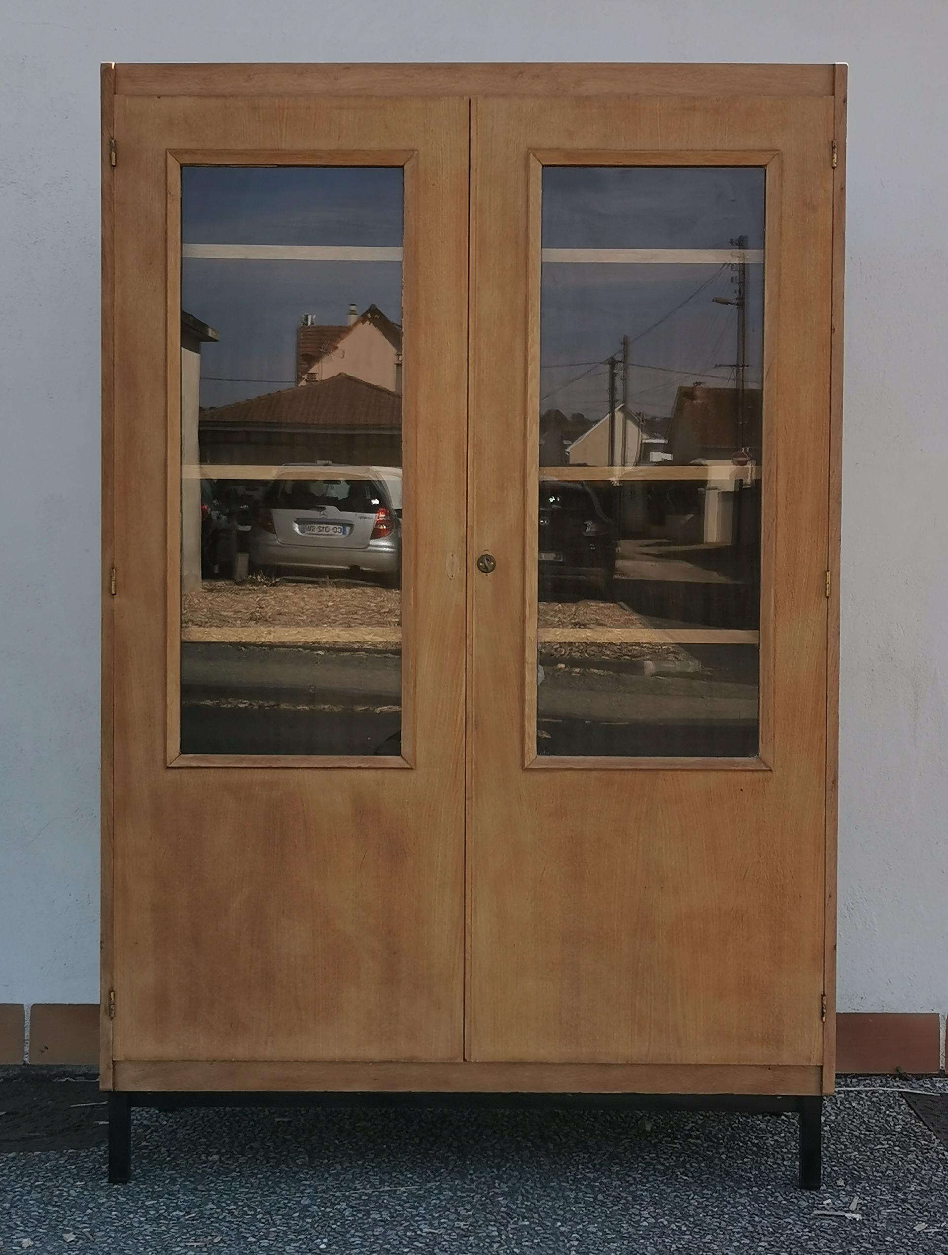 Armoire d'école en chêne
