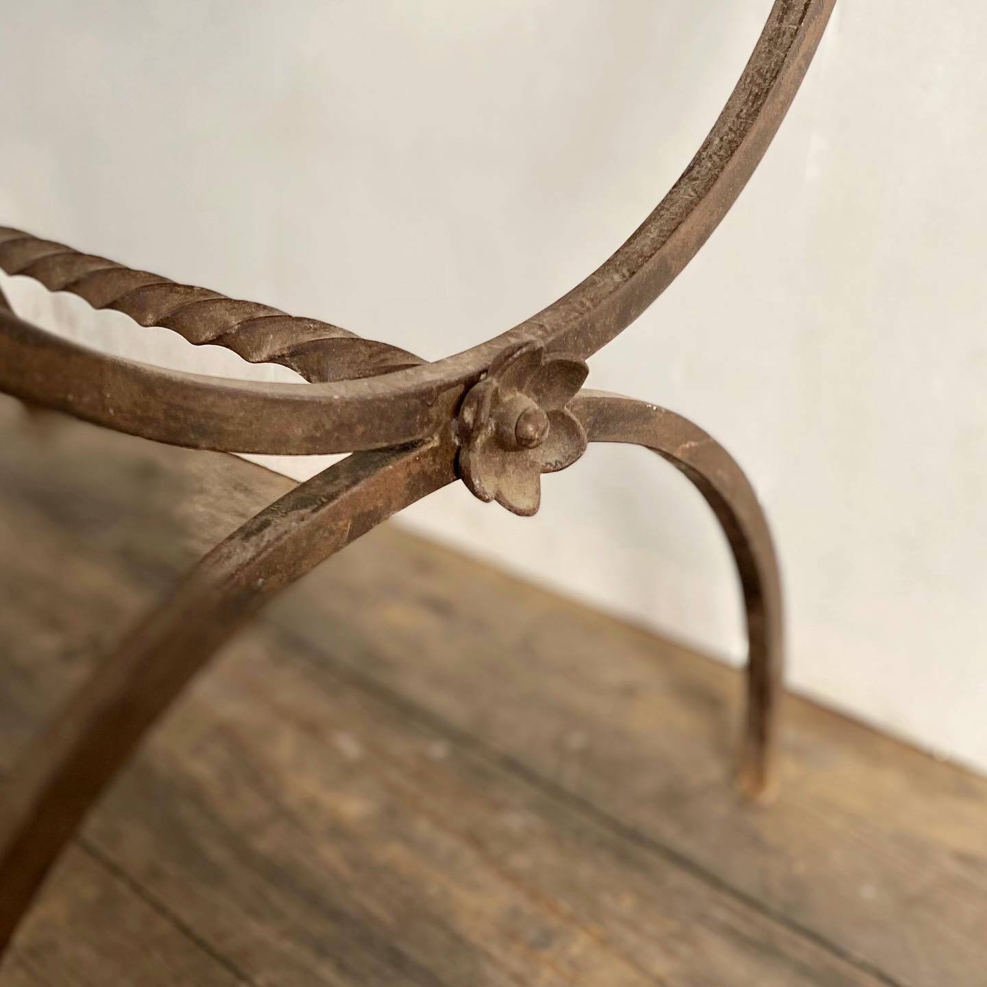 Table basse en céramique et fer forgé